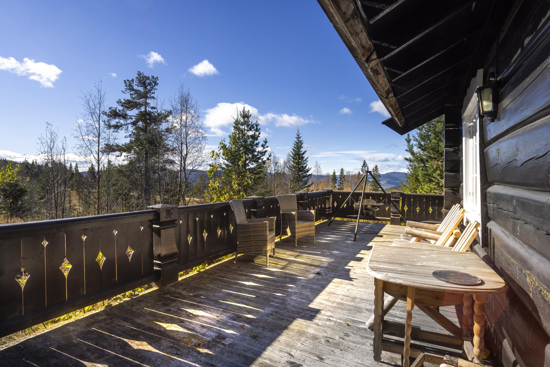 Utendørs har man en stor terrasse med gode solforhold og utsikt omkringliggende fjellområder.. Bilde nummer 3 av 3