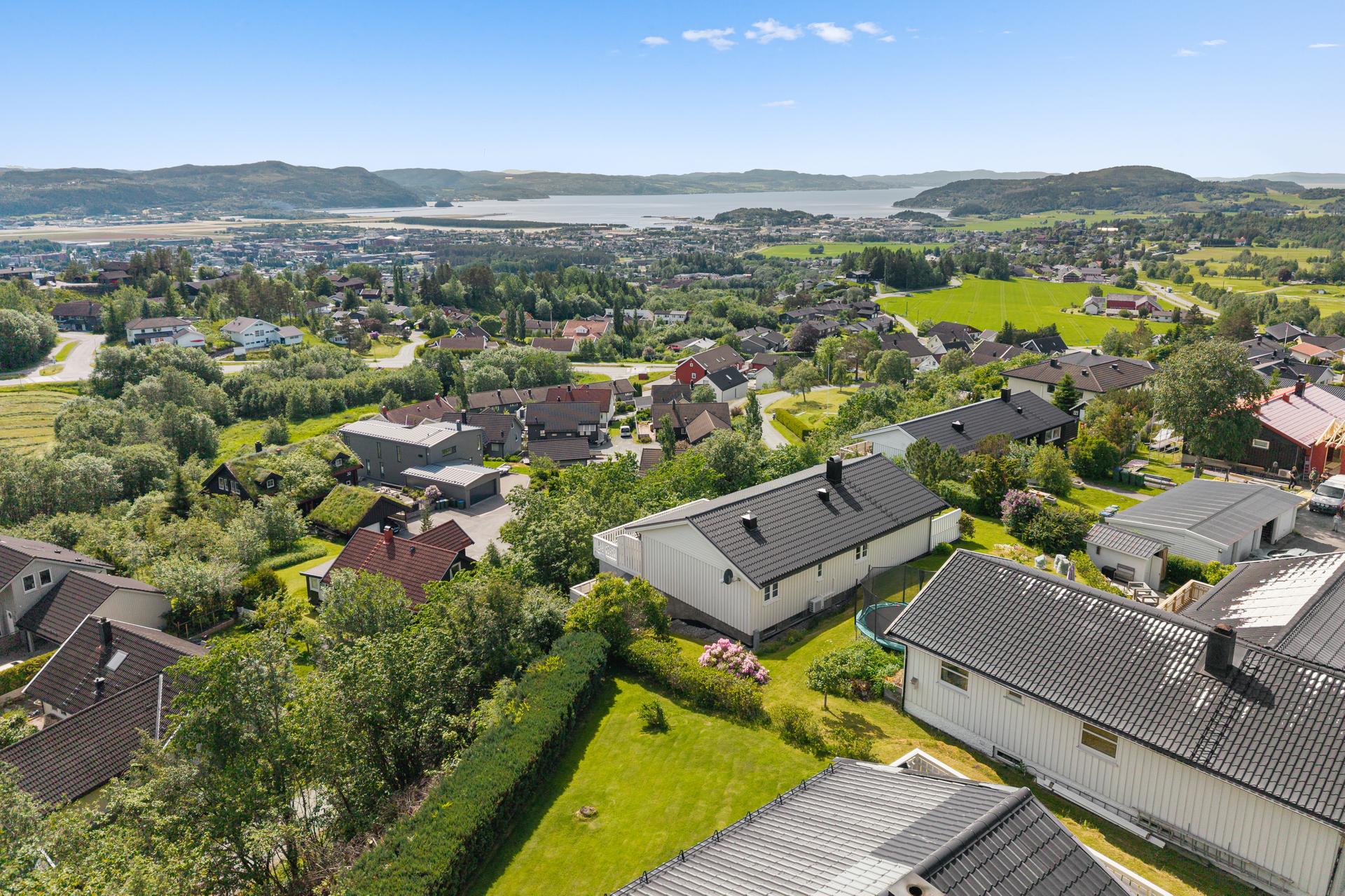 Boligen ligger i et attraktivt og familievennlig område med nydelig utsikt og gode solforhold.. Bilde nummer 2 av 3