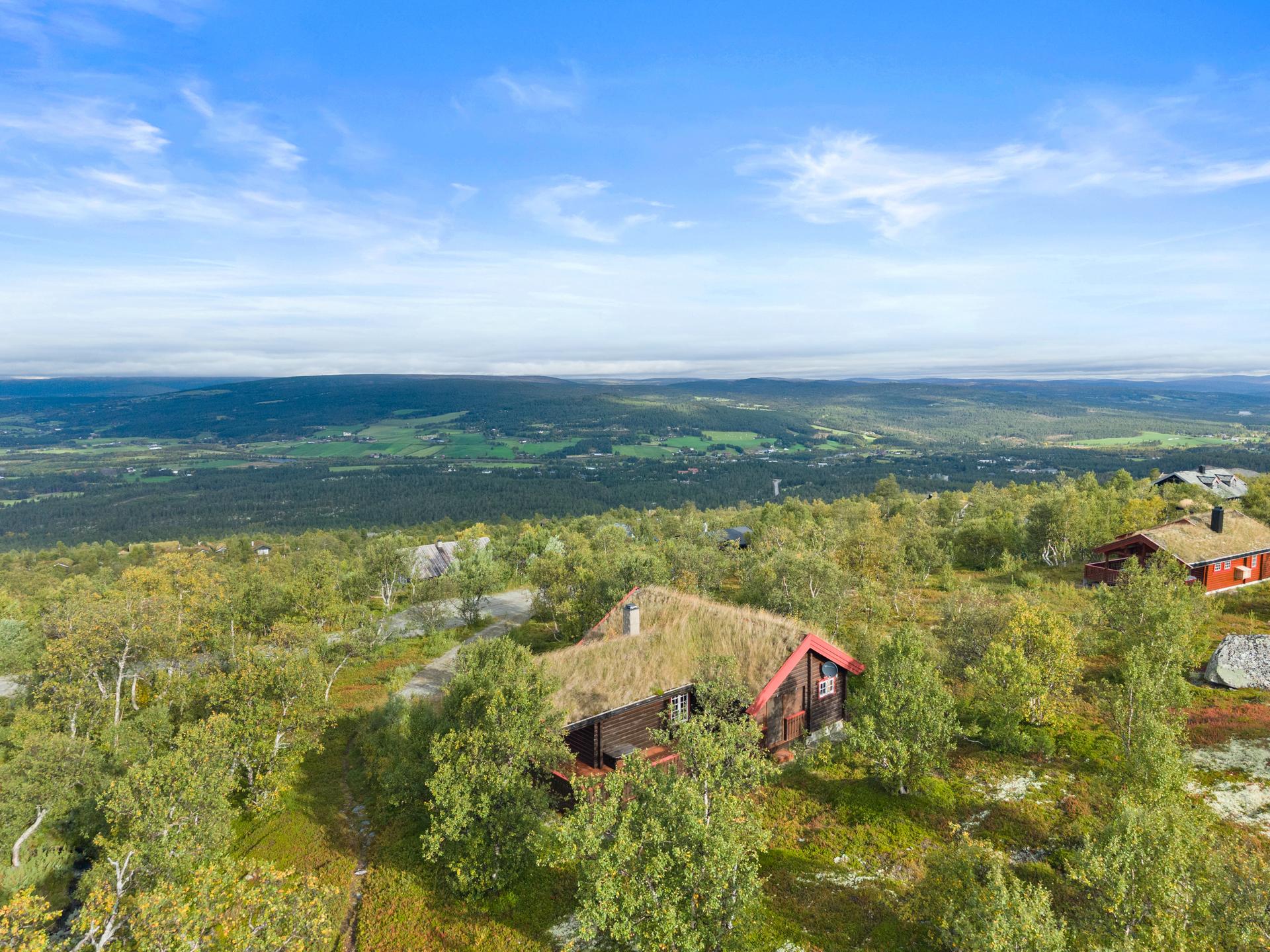 Hytta har en meget flott beliggenhet øverst i Hummelfjell hyttegrend med vidstrakt utsikt.. Bilde nummer 2 av 3