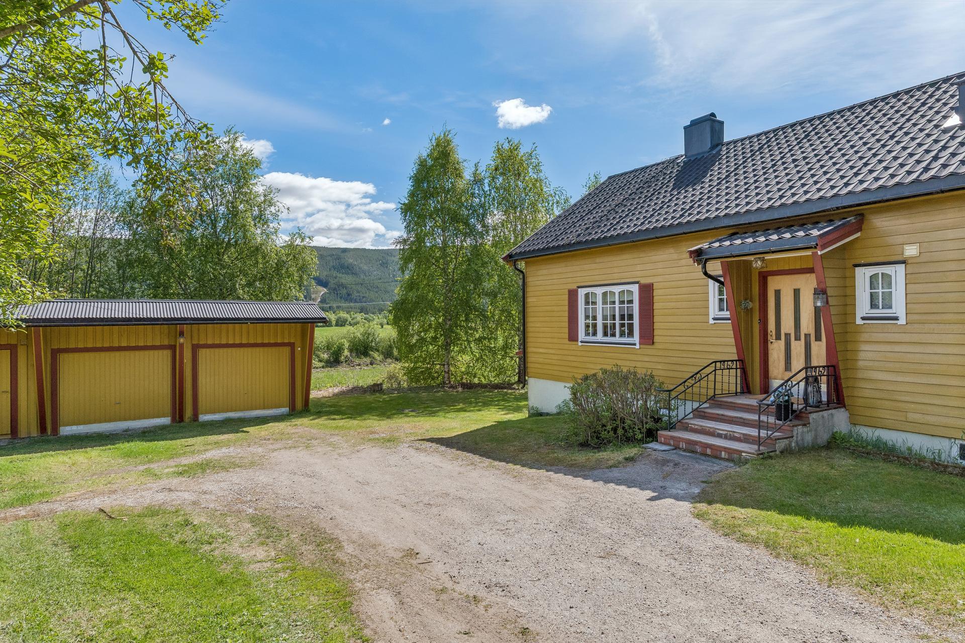 Enebolig fra 1962 med en romslig, frittstående garasjebygning på 71 m².. Bilde nummer 3 av 3