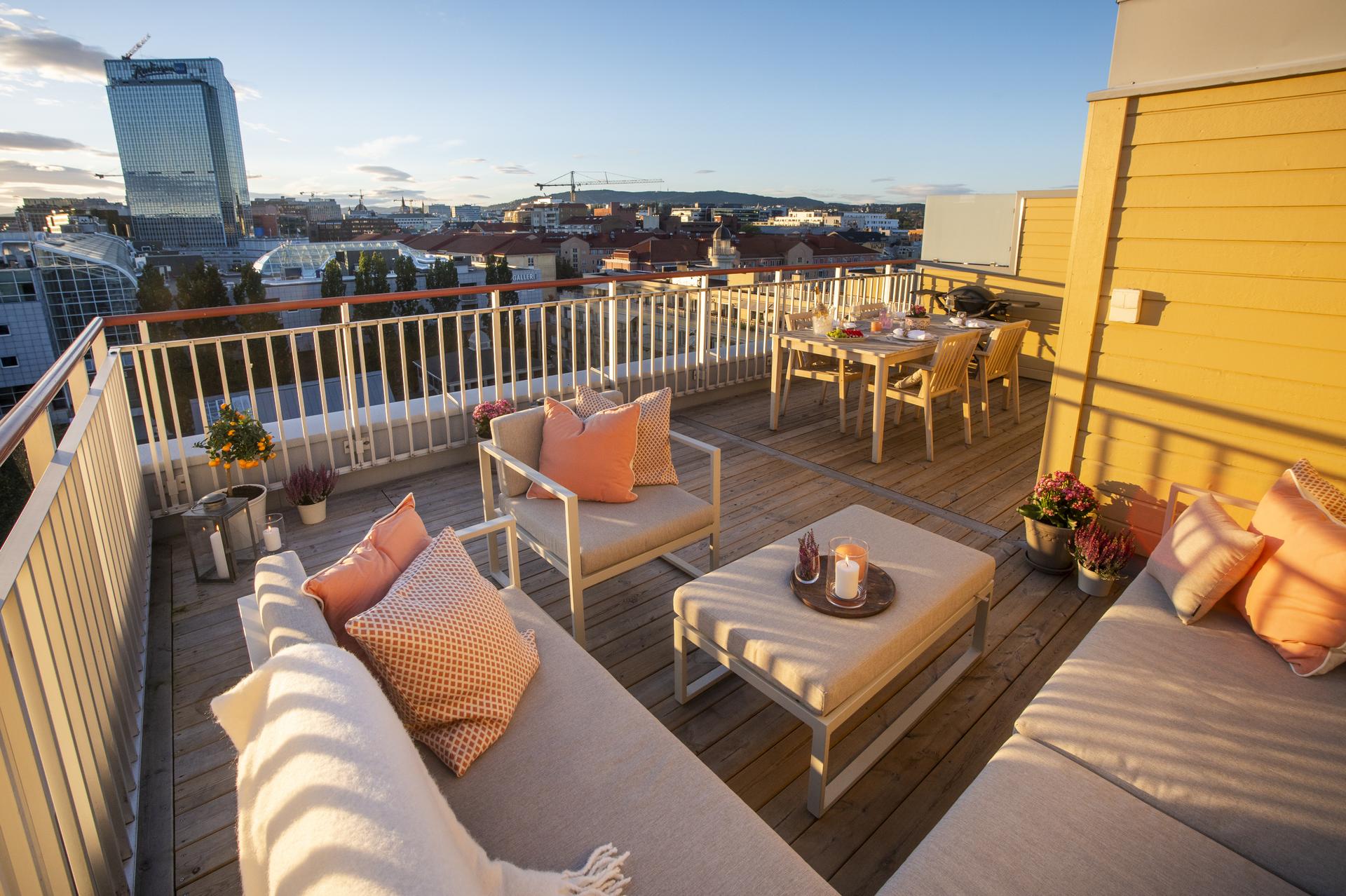 Velkommen til din egen takterrasse midt i byen! Foto: Andris Søndrol Visdal. Bilde nummer 1 av 3