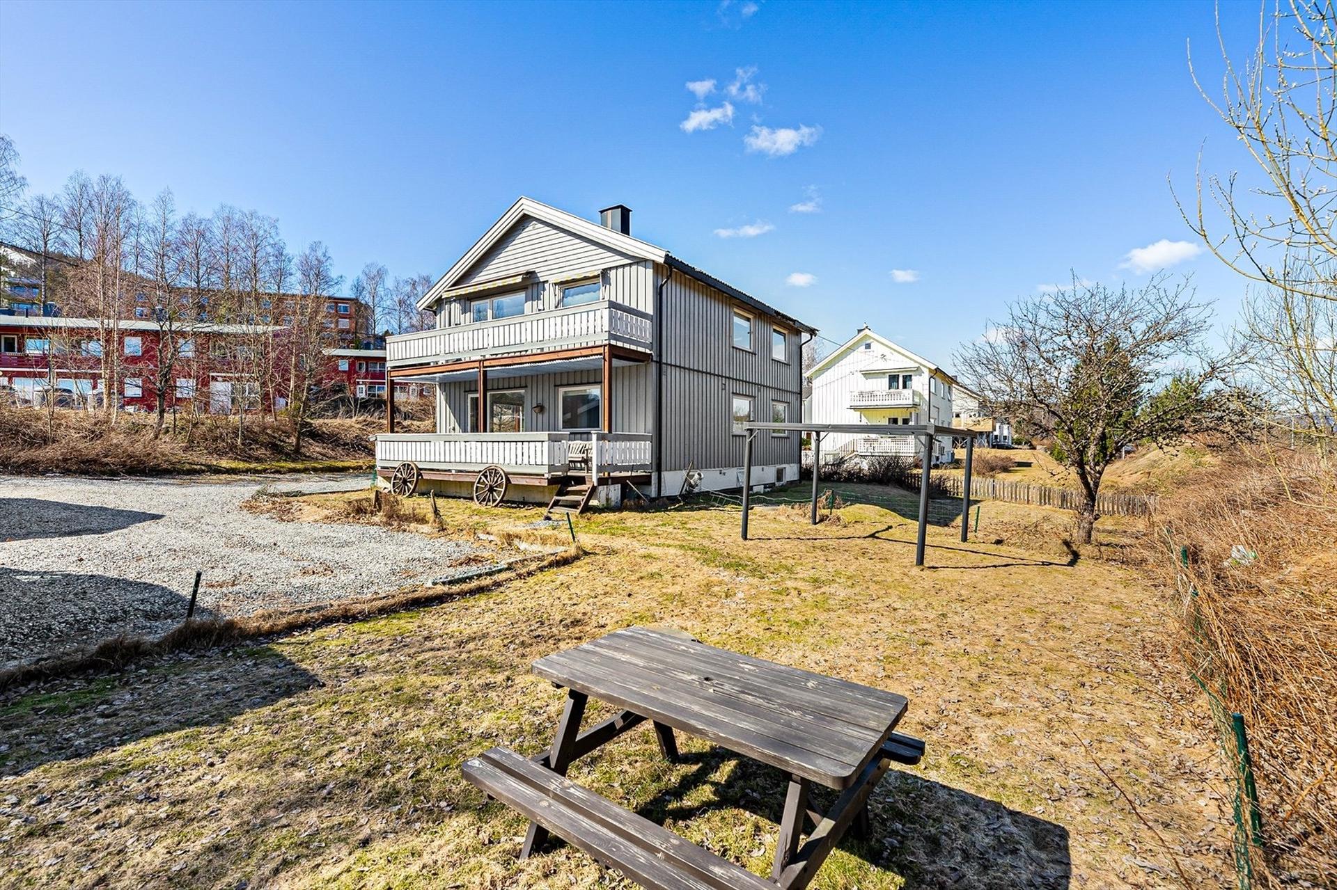 Horisontaldelt tomannsbolig over tre plan med romslig tomt, egen garasje og landlige omgivelser i Hakadal.. Bilde nummer 2 av 3