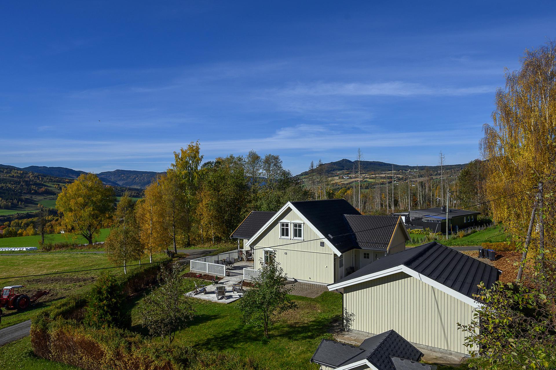 Frittliggende enebolig fra 2010 med dobbelgarasje på opparbeidet tomt. Bilde nummer 2 av 3