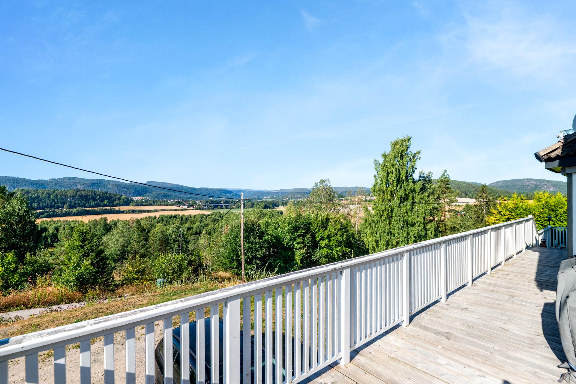 Velholdt enebolig med flott utsikt og gode solforhold | Stor terrasse | 3 soverom | 2 bad | Carport. Bilde nummer 2 av 3
