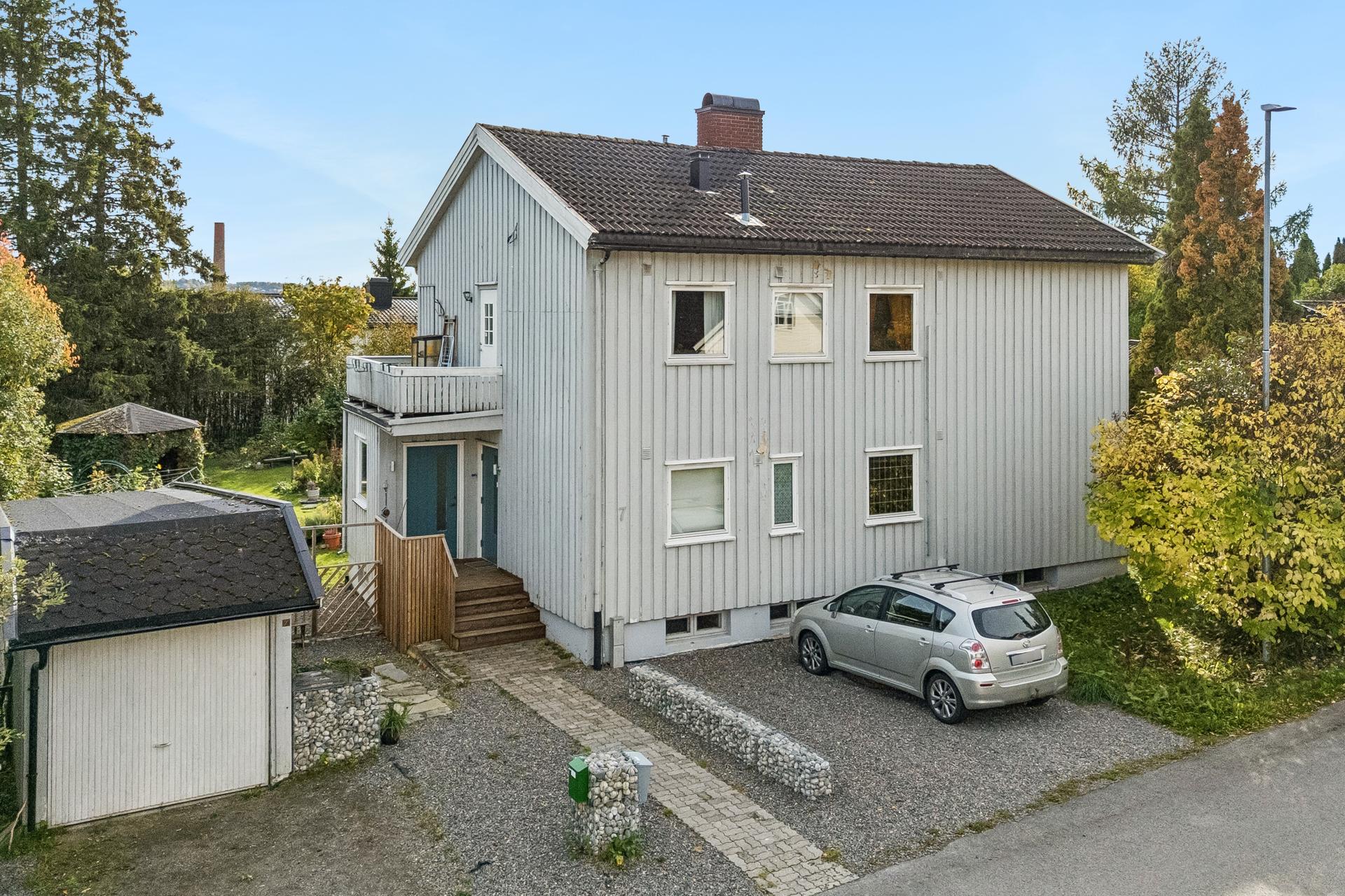 Halvpart av tomannsbolig med tilhørende garasjeplass og boder.. Bilde nummer 3 av 3