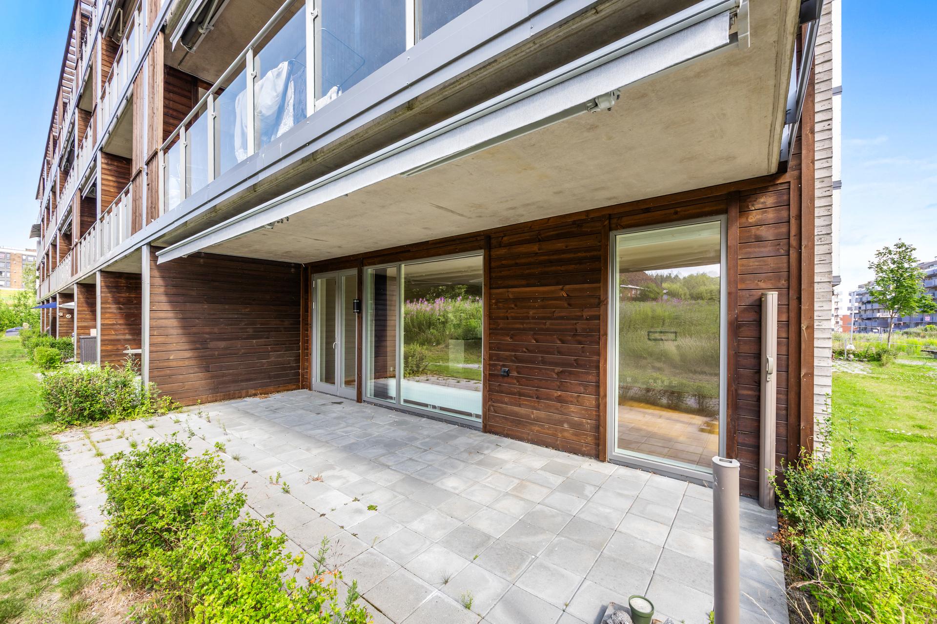 Fra stuen er det utgang til en herlig uteplass på hele 21 m². . Bilde nummer 3 av 3