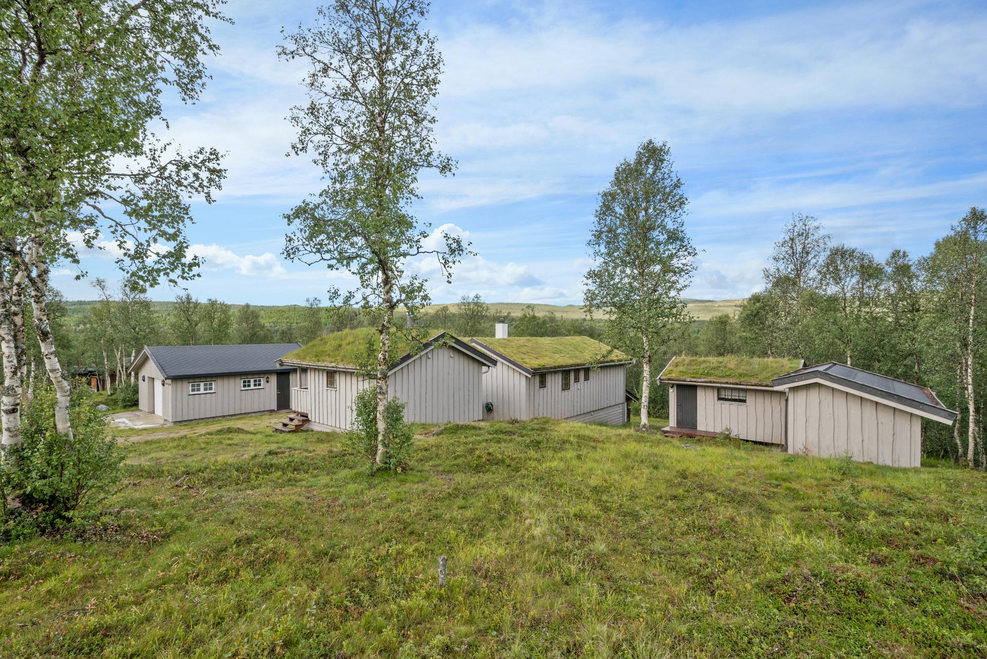 Her presenteres en innholdsrik hytteeiendom med mye bygningsmasse og stor tomt.. Bilde nummer 2 av 3