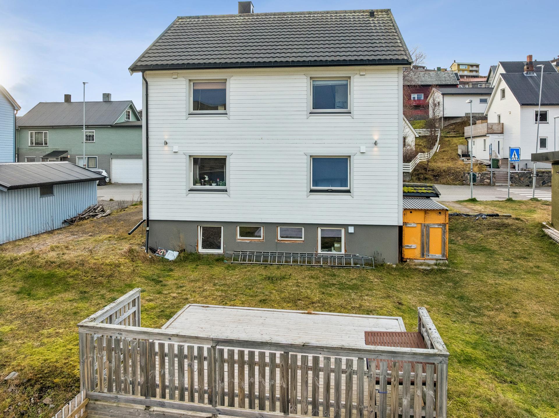 Horisontaldelt tomannsbolig over fire plan med to separate leiligheter.. Bilde nummer 2 av 3