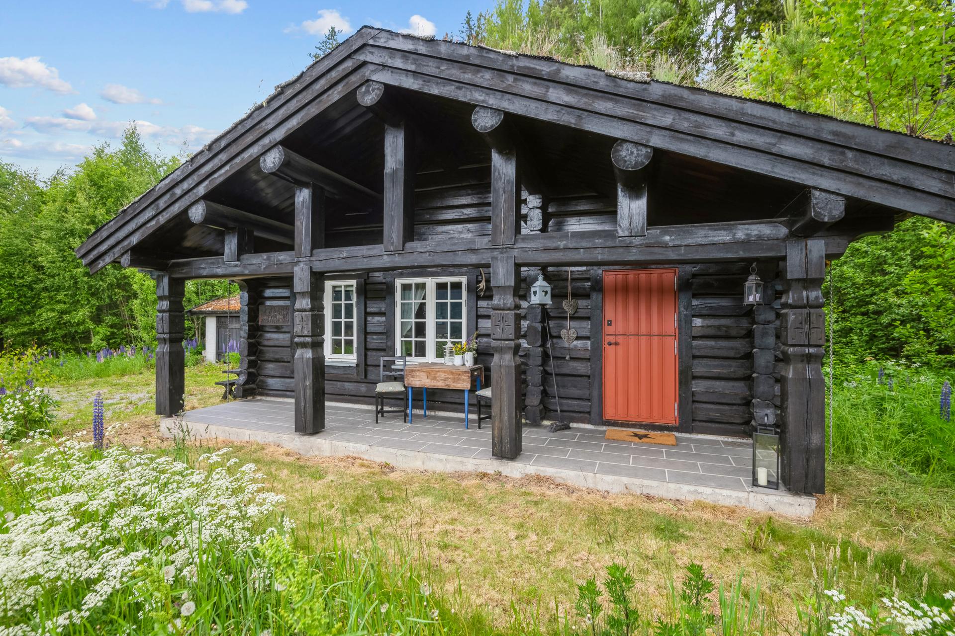 Anders Eidissen i Eiendomsmegler1 ønsker velkommen til visning! Inngangspartiet ønsker deg velkommen med særpreget stalldør og solid tømmerkvalitet.. Bilde nummer 1 av 3