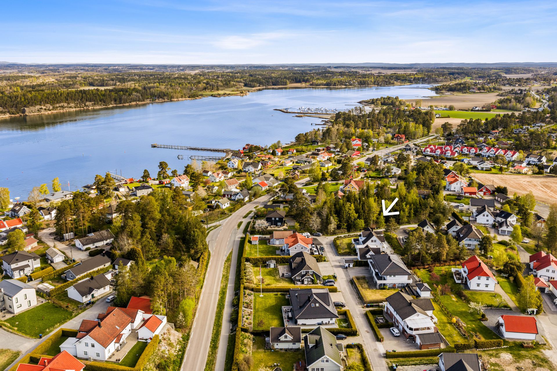 Det er kort vei til flere populære badestrender og båthavner.. Bilde nummer 2 av 3