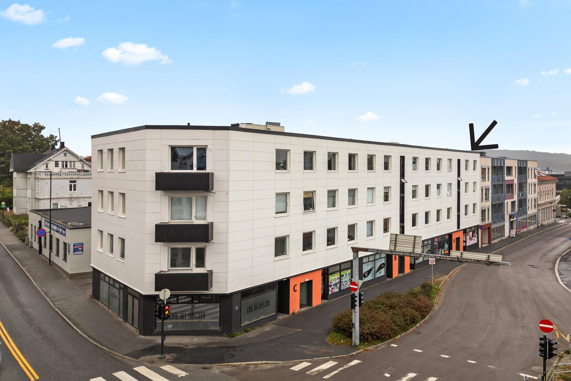 Bygget har en moderne fasade og ligger sentralt plassert i bybildet.. Bilde nummer 3 av 3