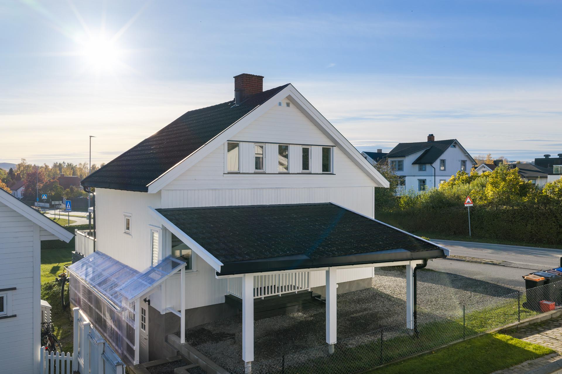 Carporten gir tørrskodd adkomst direkte inn til inngangspartiet for første etasje.. Bilde nummer 2 av 3
