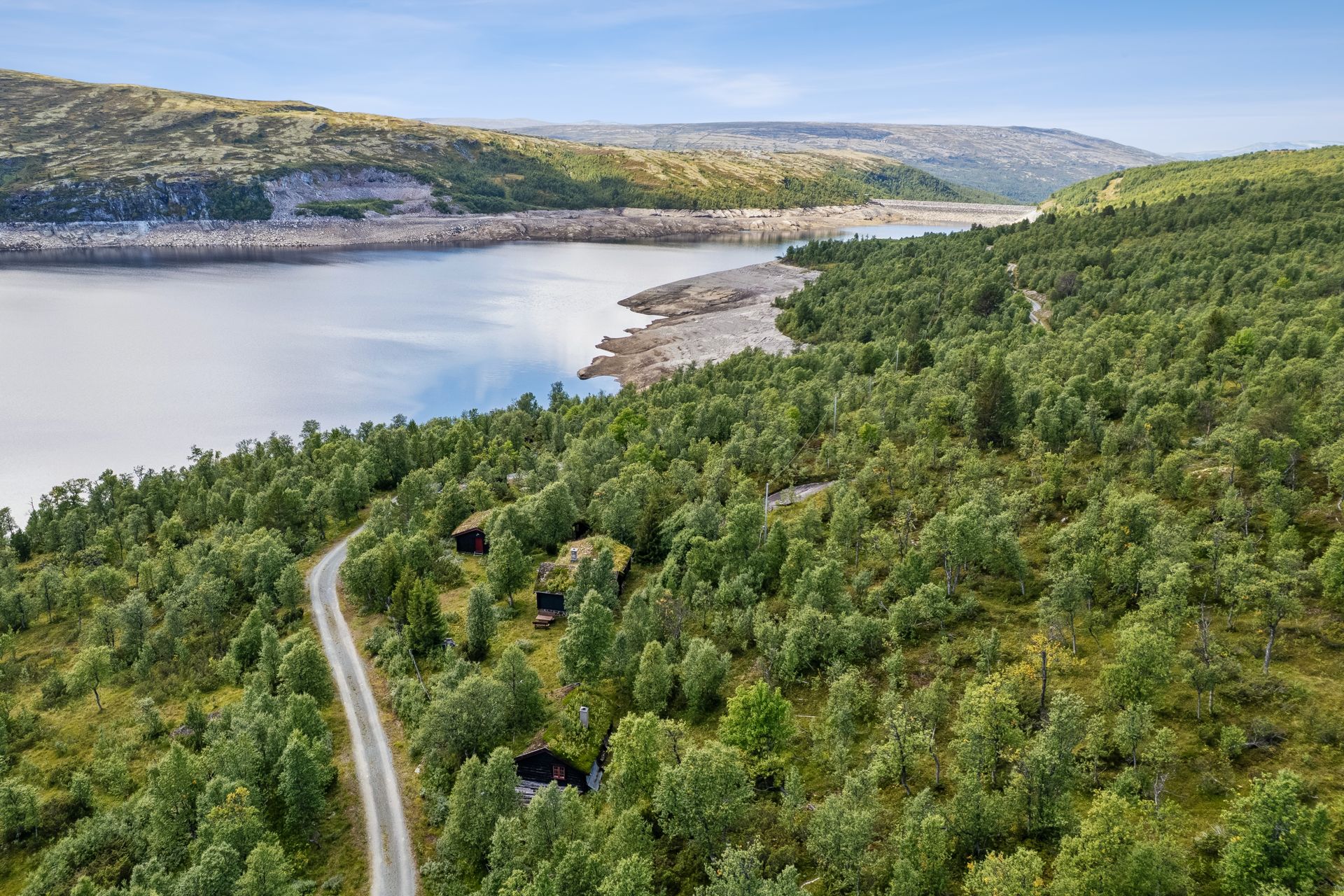 Flott hyttetun bestående av hovedhytte, to anneks og uthus. . Bilde nummer 3 av 3