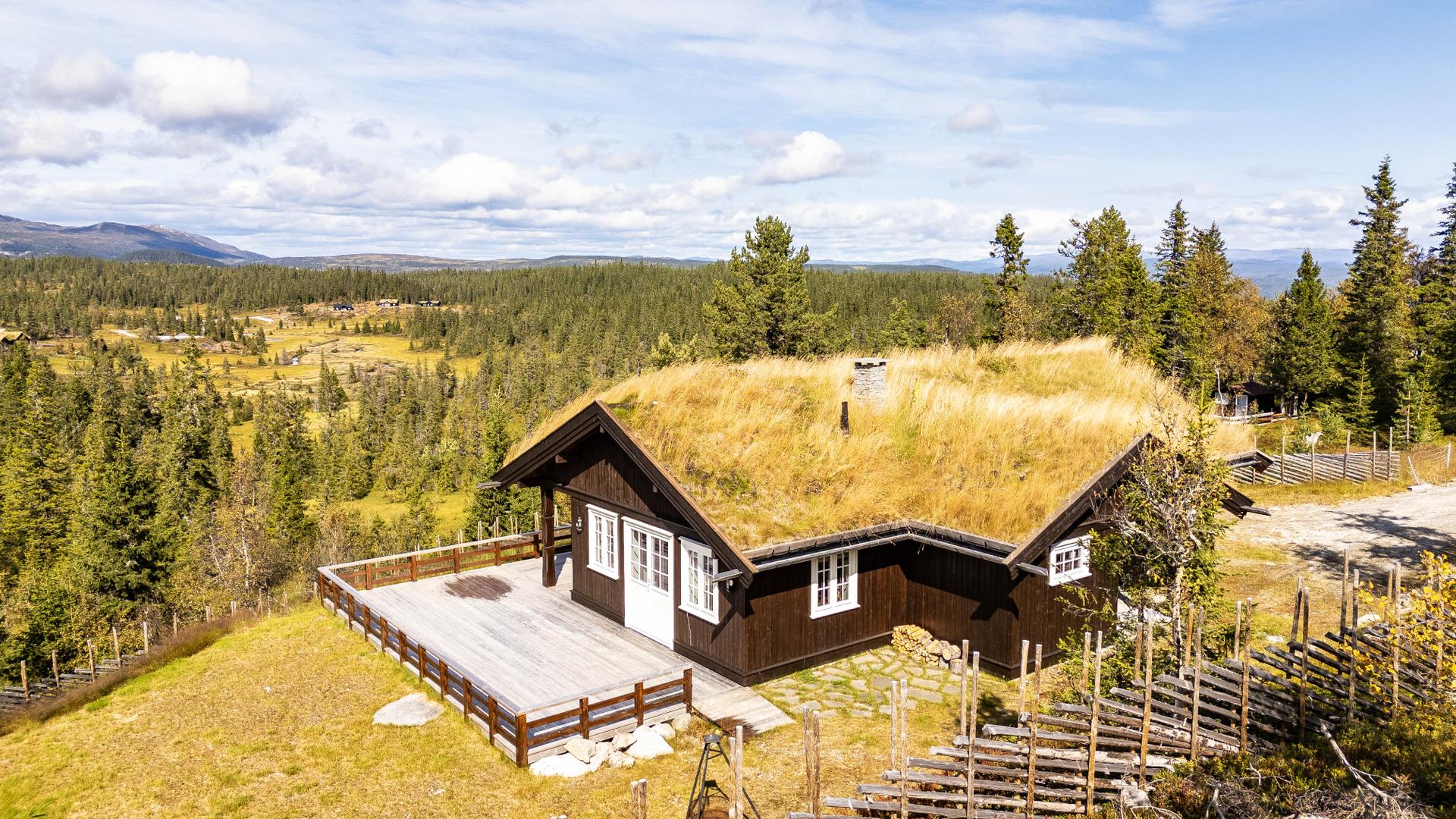 Lekker og nyere (2018) hytte i naturskjønne og solrike omgivelser med flott utsikt.. Bilde nummer 1 av 3
