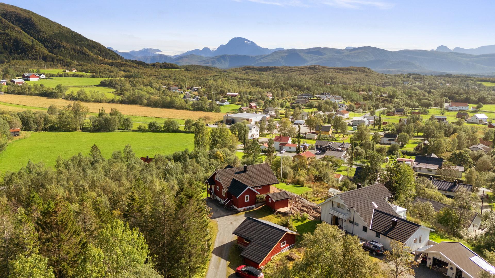 Eiendommen ligger helt i enden av veien - høyt og fritt med fantastisk utsikt og solforhold.. Bilde nummer 3 av 3