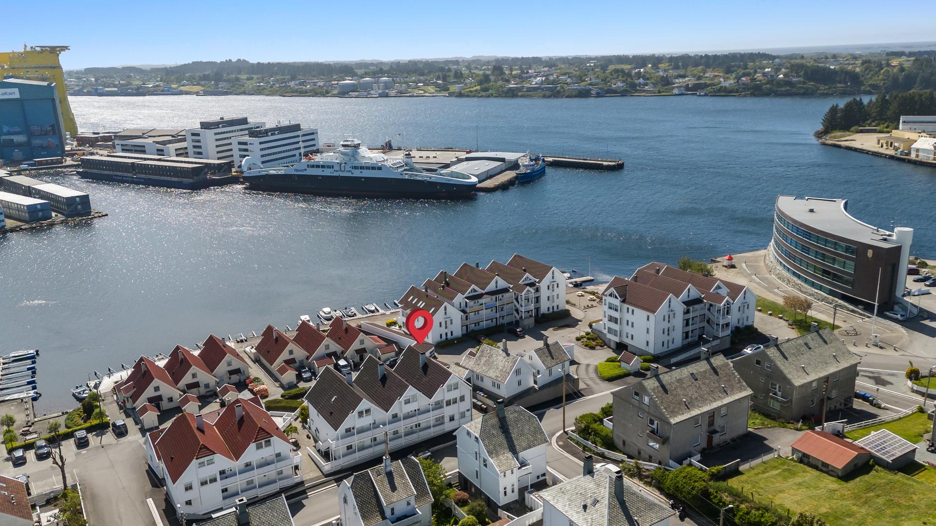 Leiligheten har en flott og sentral beliggenhet på Hasseløy.. Bilde nummer 3 av 3