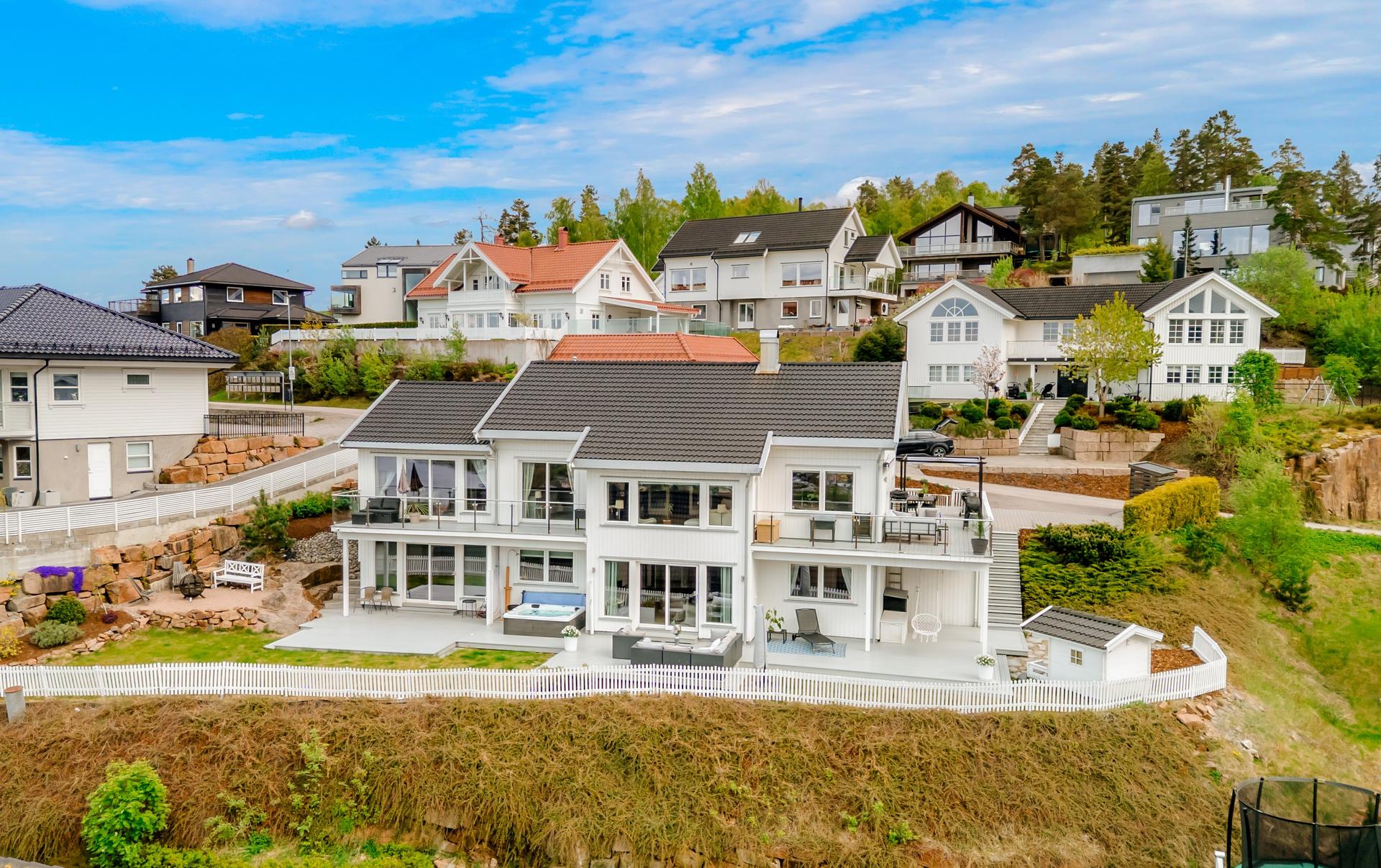 Eiendommen har en høy og fri beliggenhet med flott utsikt over nærområdet og fjorden. Bilde nummer 2 av 3