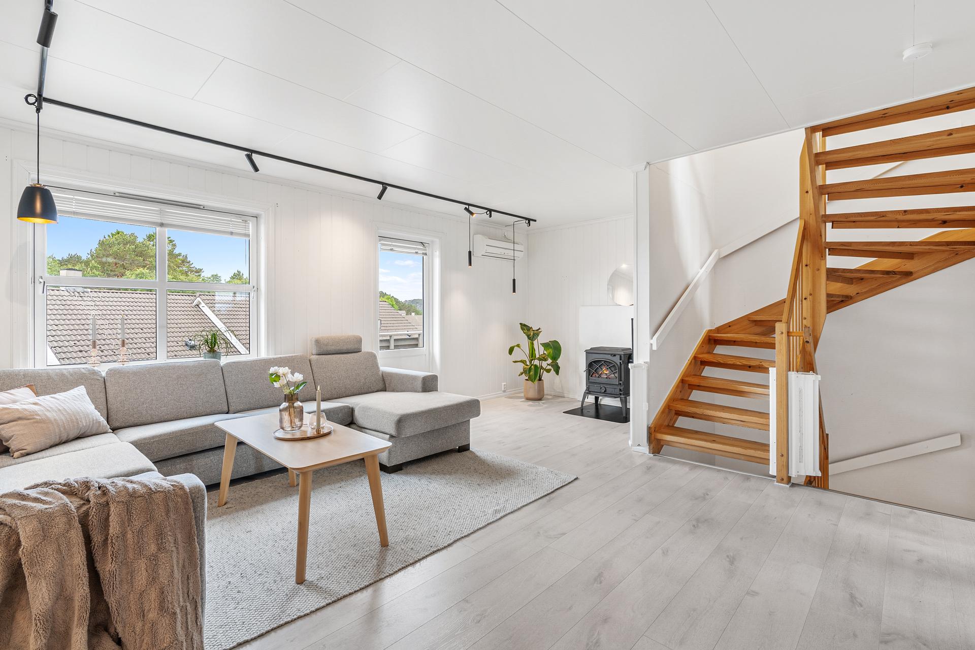 Stor og åpen stue med god plass til sofagruppe.. Bilde nummer 3 av 3