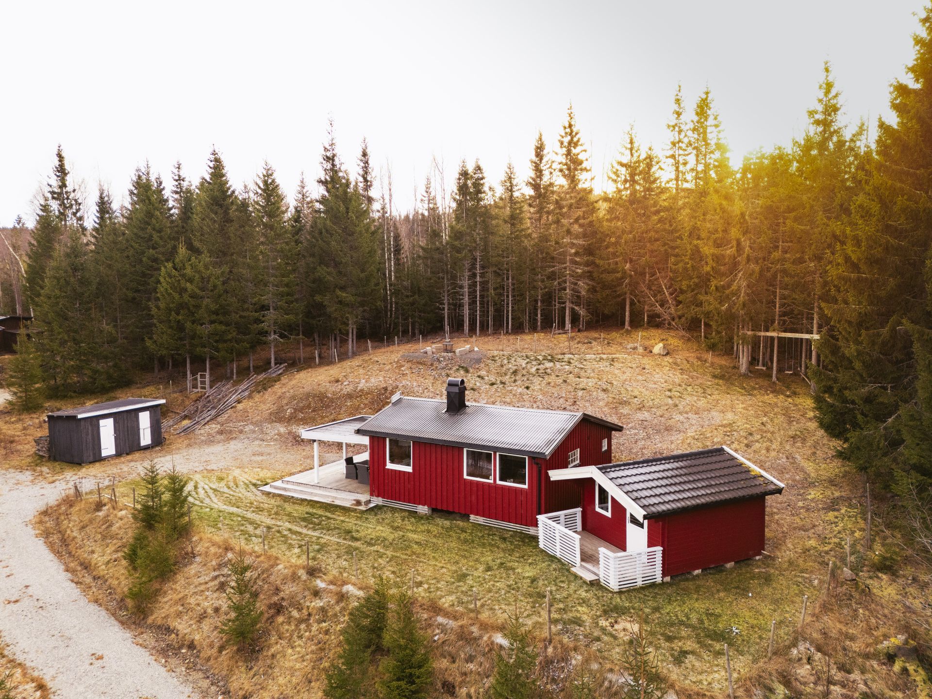 Skjermet hytte med flott utsikt – helårs skogsbilvei, solcelleanlegg og nærhet til turstier, skiløyper og Tyrifjorden. Bilde nummer 2 av 3