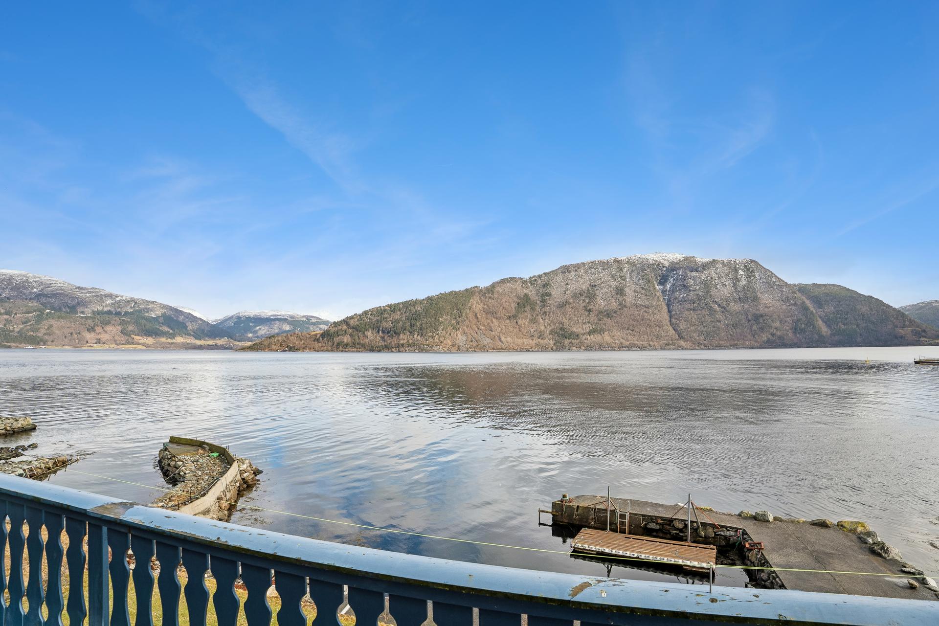 Her blir du møtt av eit nydelig, naturskjønt skue mot fjord, fjellheim og din heilt eigne molo! . Bilde nummer 2 av 3