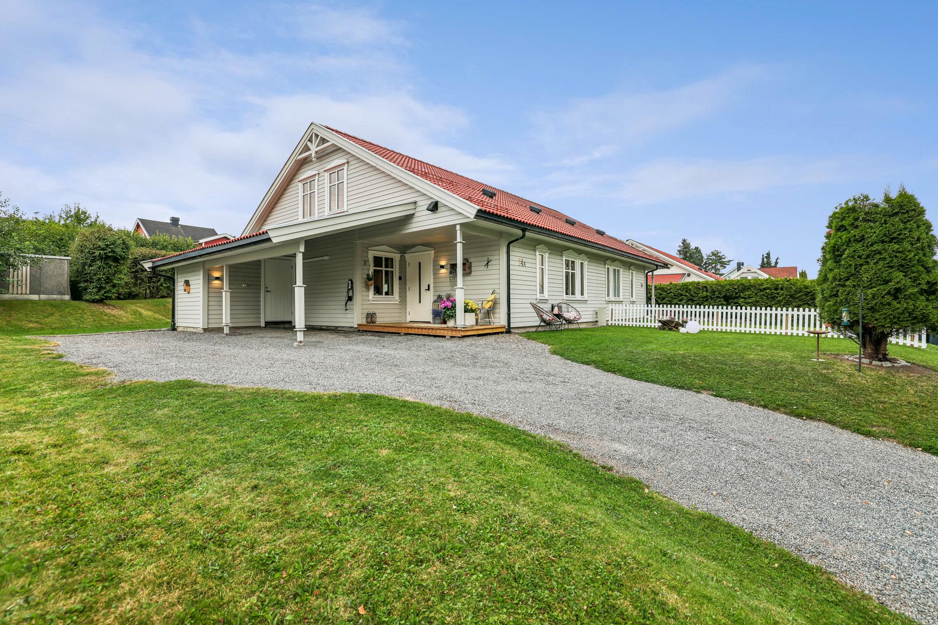 Vertikaldelt tomannsbolig fra 2004 over to plan med carport og hage - Eiet tomt på 510 m².. Bilde nummer 2 av 3