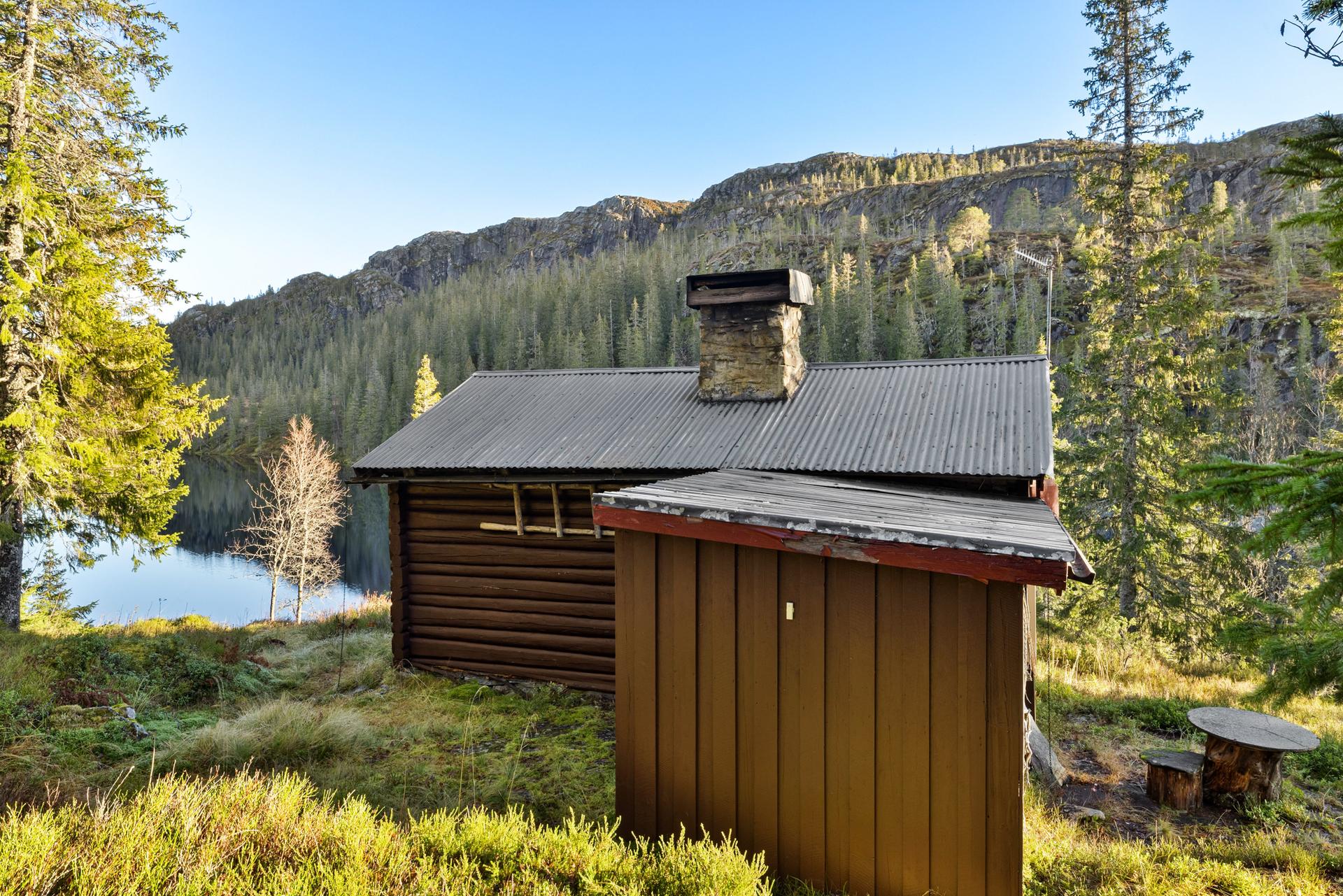 Her kan du nyte rolige omgivelser med fri utsikt mot vann og natur . Bilde nummer 3 av 3
