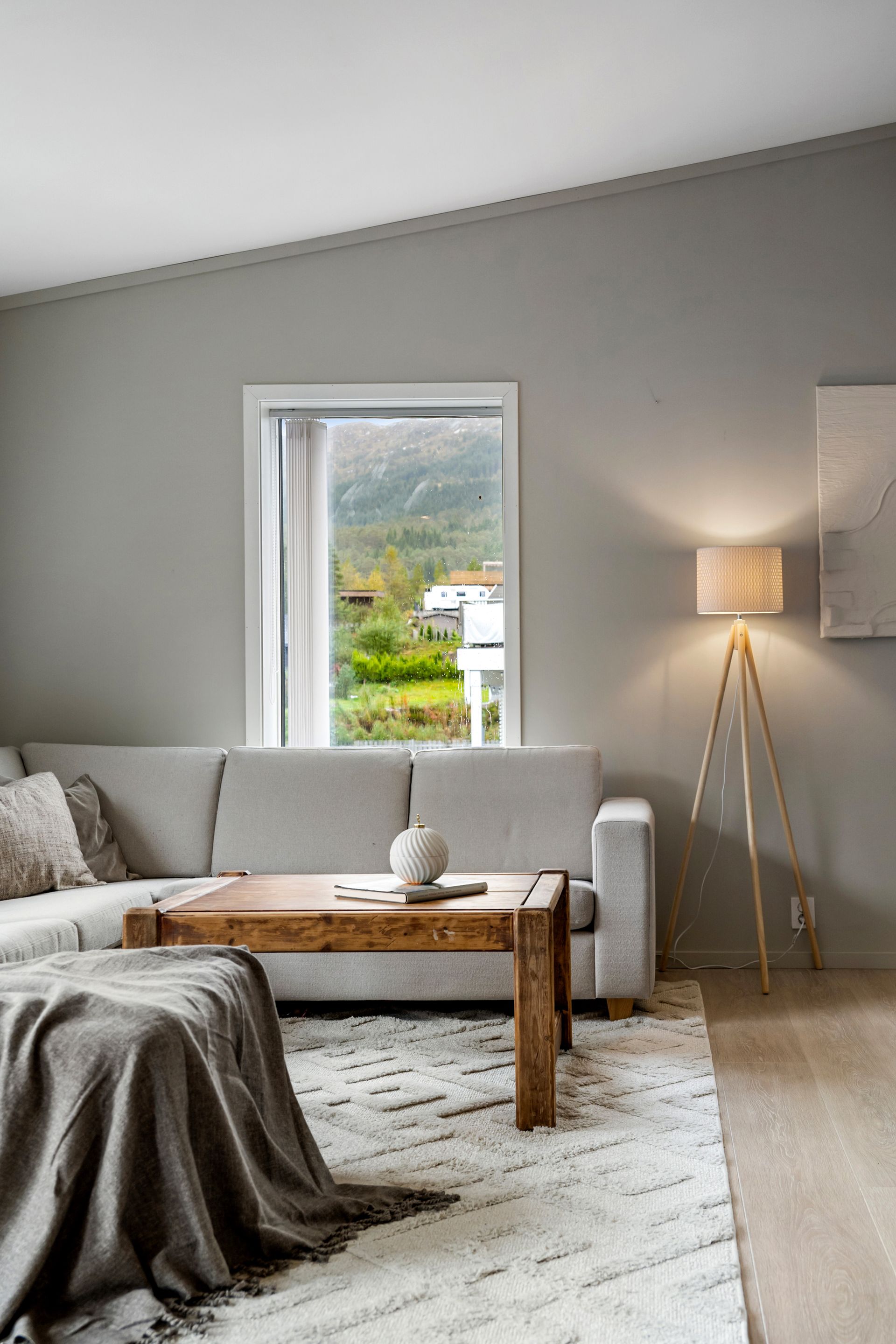 Vindauga slepp inn rikeleg med dagslys og rammar inn utsynet mot landskapet.. Bilde nummer 3 av 3