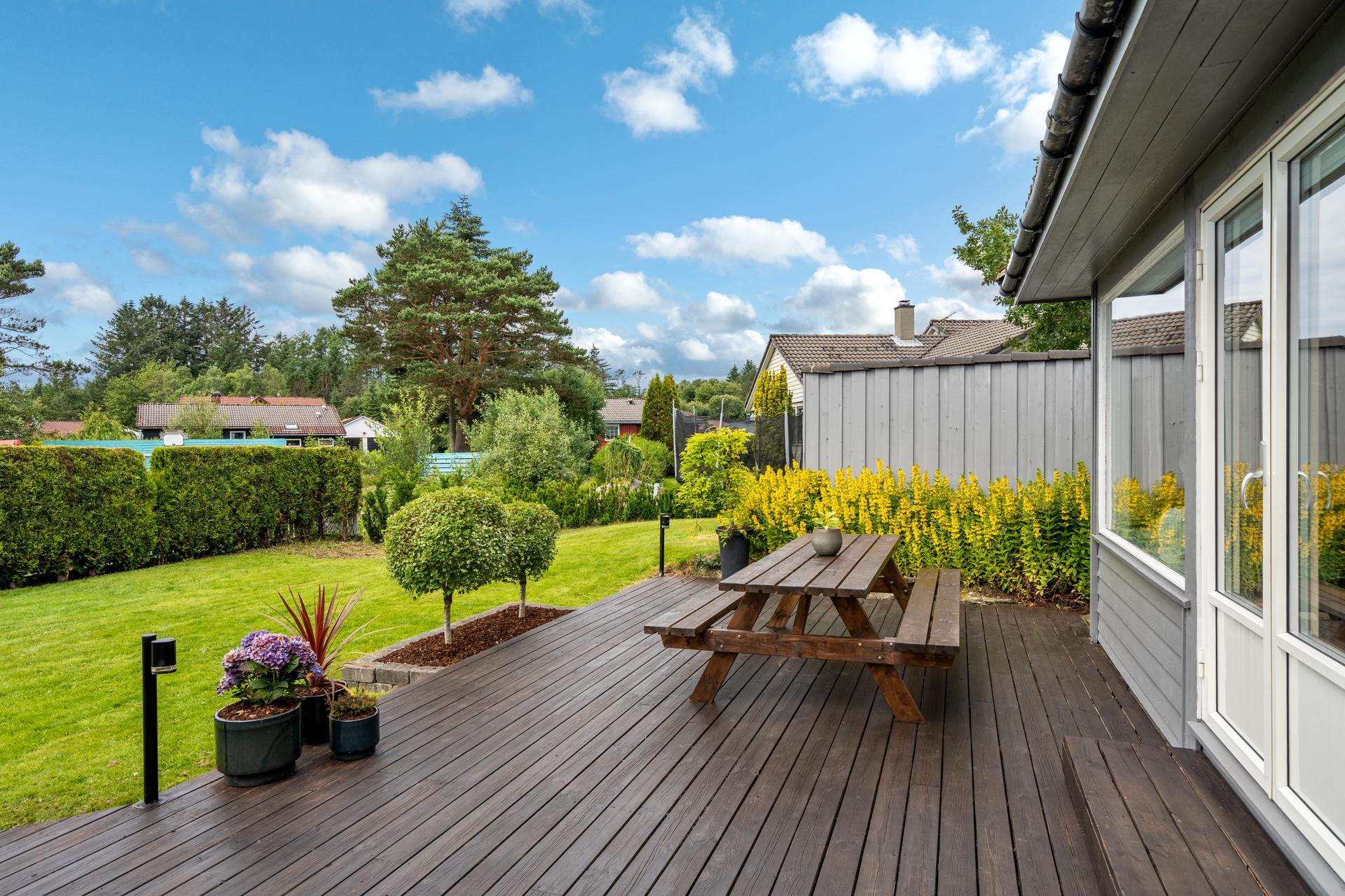 Stor og usjenert terrasse med rikelig med plass for utemøbler og grill.. Bilde nummer 2 av 3