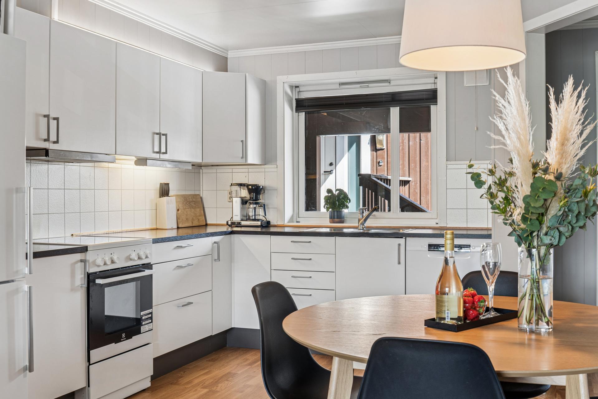 Kjøkkeninnredning med glatte fronter, laminat benkeplate og opplegg for oppvaskmaskin.. Bilde nummer 3 av 3