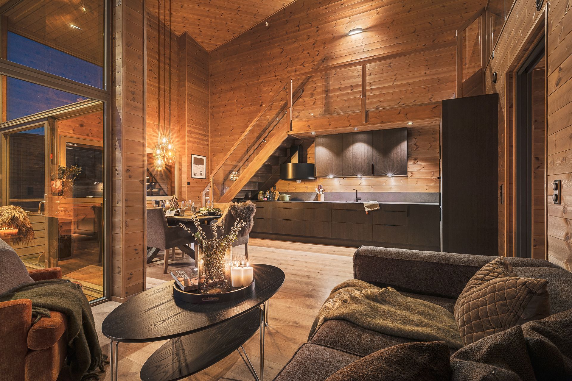 Hytten holder en gjennomgående god standard med moderne løsninger og smakfulle materialvalg som passer perfekt til fjellomgivelsene. . Bilde nummer 2 av 3
