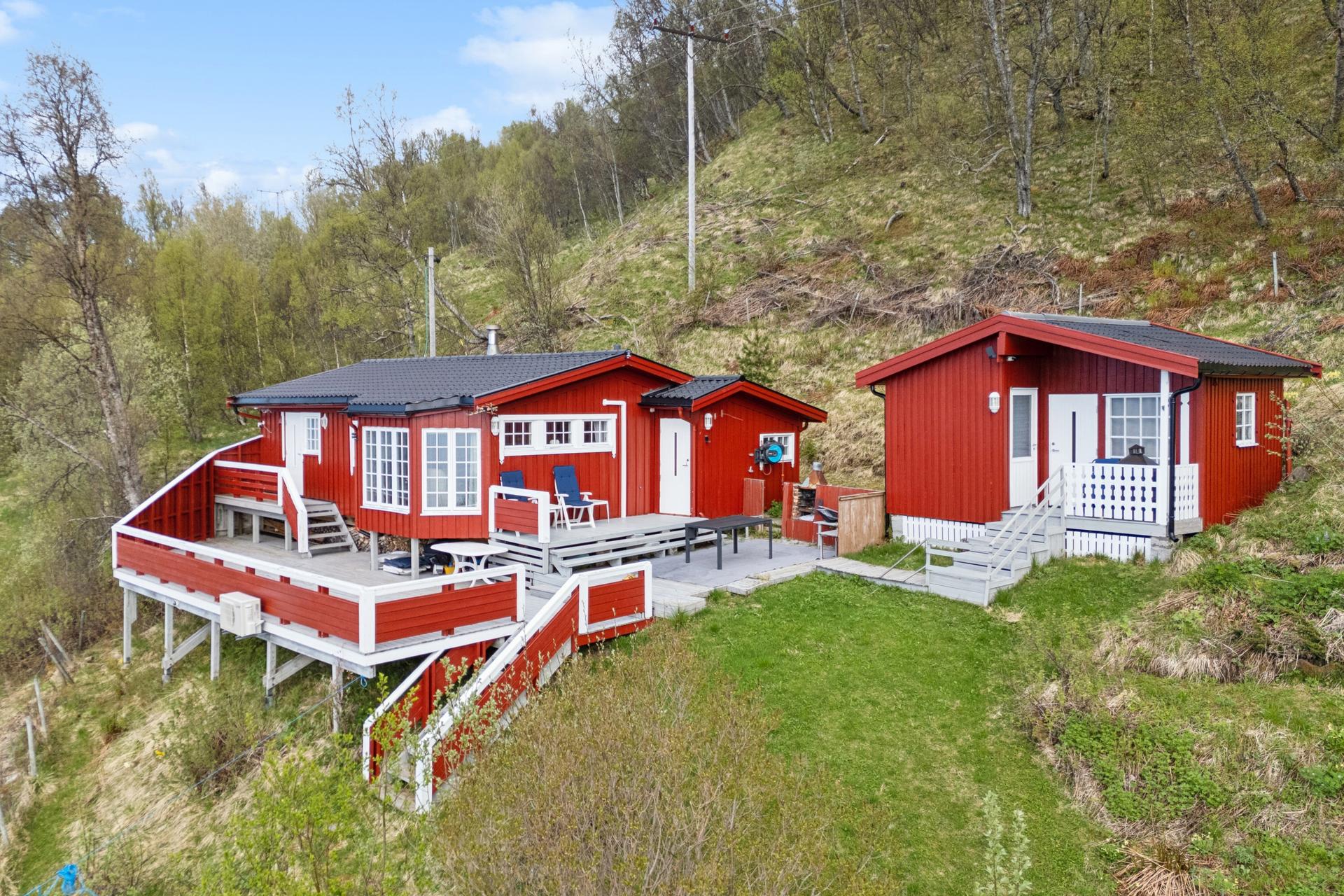 Eiendommen består av en fritidsbolig og et separat anneks, med en stor terrasse på 48 m² som ble utvidet i 2000.. Bilde nummer 1 av 3