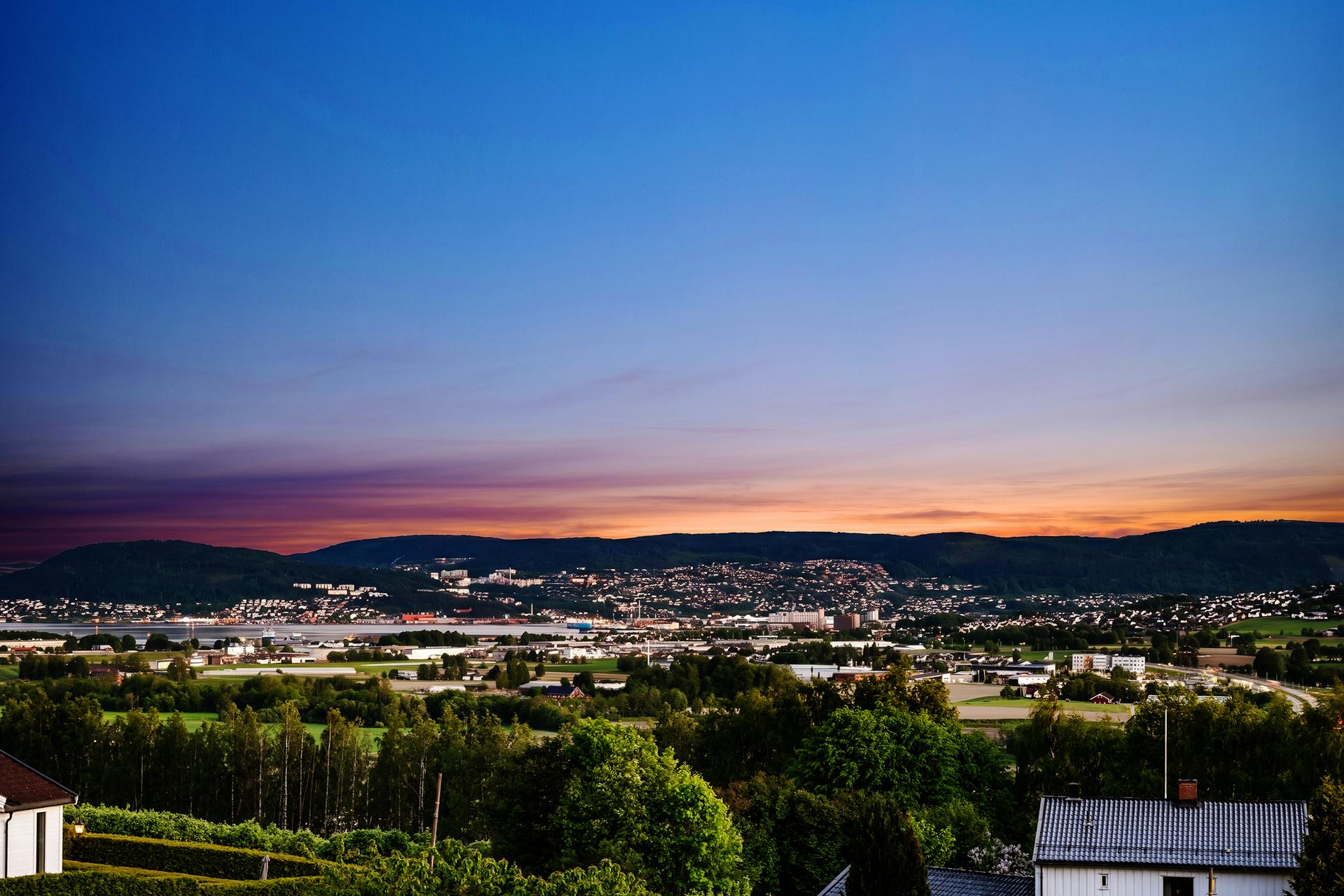 Fra tomten er det nydelig utsikt mot Drammen by, fjorden og innseilingen, samt Lierdalen.. Bilde nummer 2 av 3
