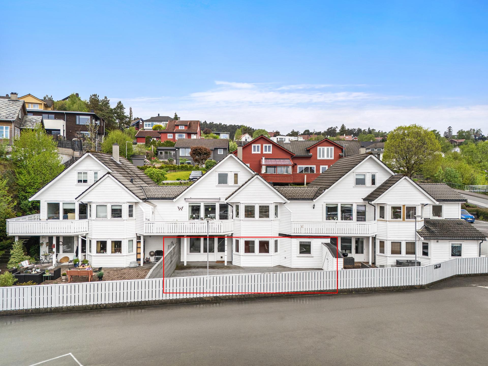Velkommen til Lønningsåsen 8B! Leilighet fint beliggende med nærhet til sentrum. Foto: Studiovest. Bilde nummer 1 av 3