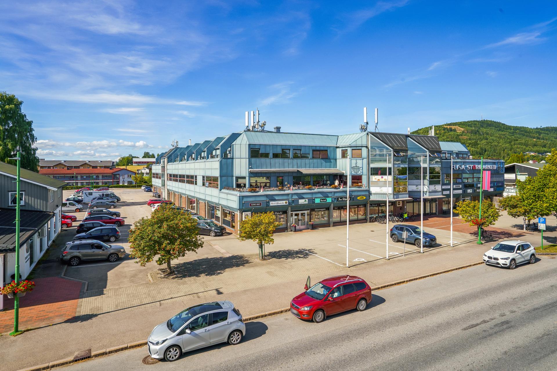 Sentral plassering på Flisa Stormarked med umiddelbar nærhet til butikker, spisesteder og servicetilbud.. Bilde nummer 3 av 3