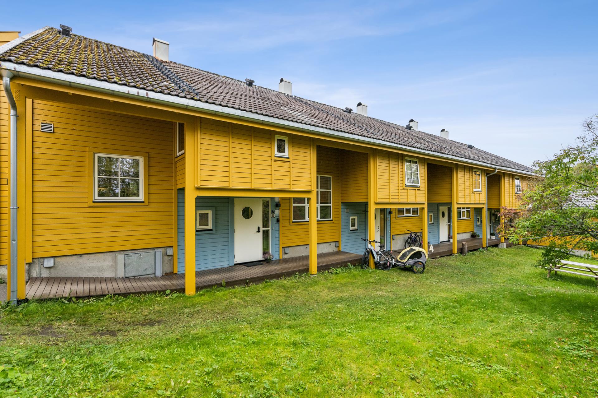 Innholdsrikt rekkehus over flere plan i et grønt og barnevennlig bomiljø.. Bilde nummer 2 av 3