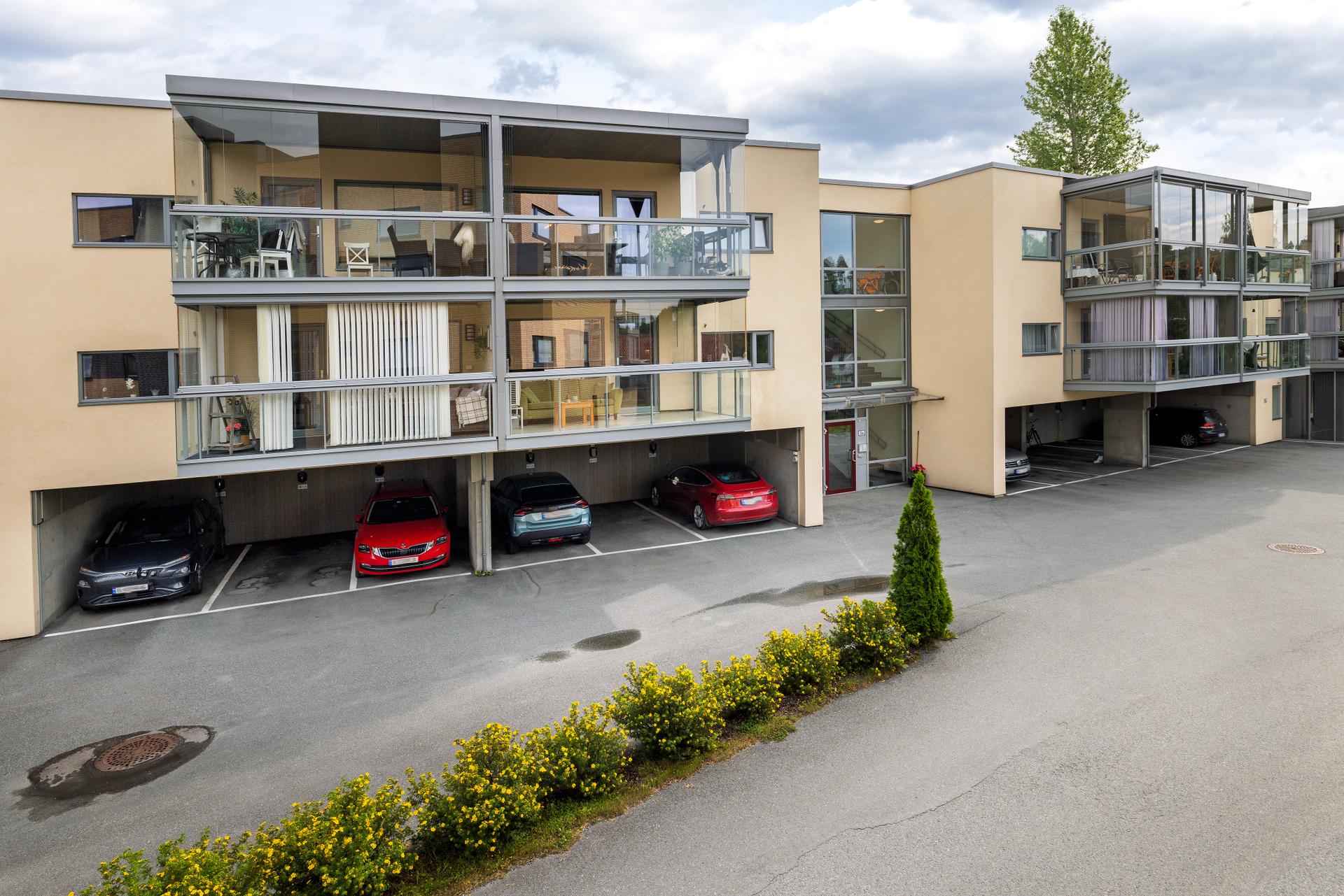 Gjeldende leilighet ligger i byggets 2.Etasje. Gjeldende leilighet disponerer oppstillingsplass i åpen carport ved inngangsparti merket L5.. Bilde nummer 2 av 3