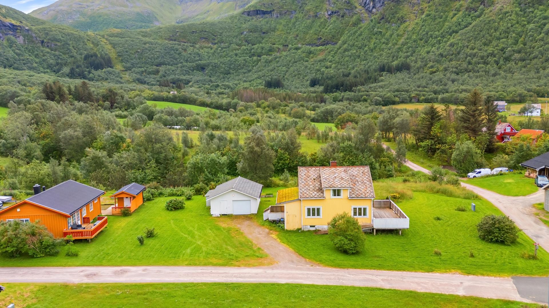 Eneboligen er oppført i 1945 og senere tilbygget/ombygd ca. 1999. Frittstående garasje oppført ca. 2015.. Bilde nummer 3 av 3