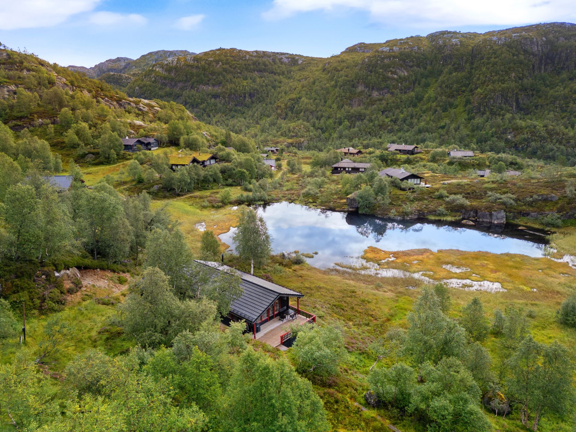 Naturtomt med beliggenhet ned mot tjernet. Solrikt og lunt. . Bilde nummer 3 av 3