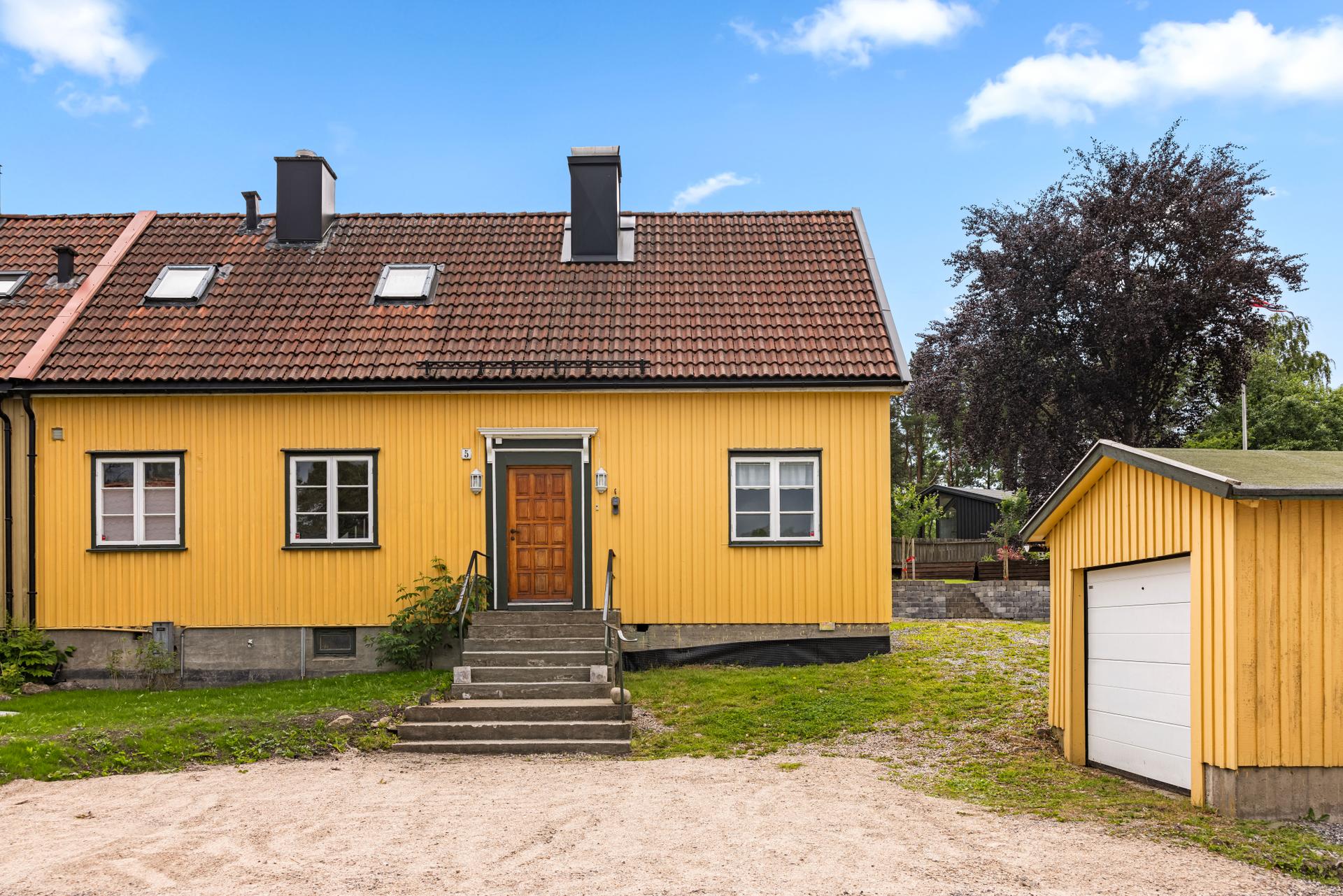 Eiendommen har egen garasje og en gruset gårdsplass, med flere biloppstillingsplasser.. Bilde nummer 2 av 3
