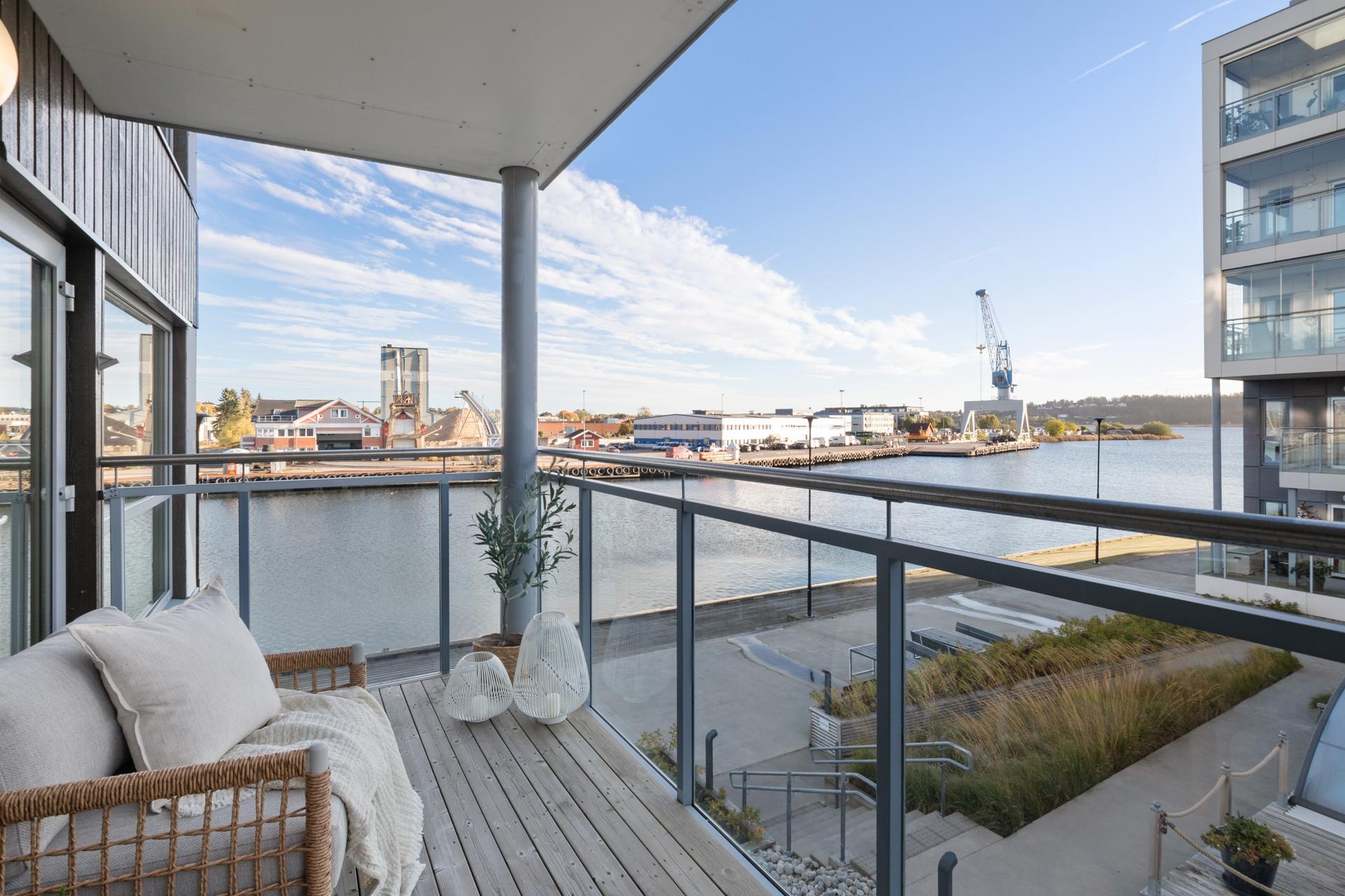Frontleilighet i andre etasje med flott utsikt til Kanalen og Byfjorden. Leiligheten har overbygget balkong på hele 8 m². Bilde nummer 2 av 3