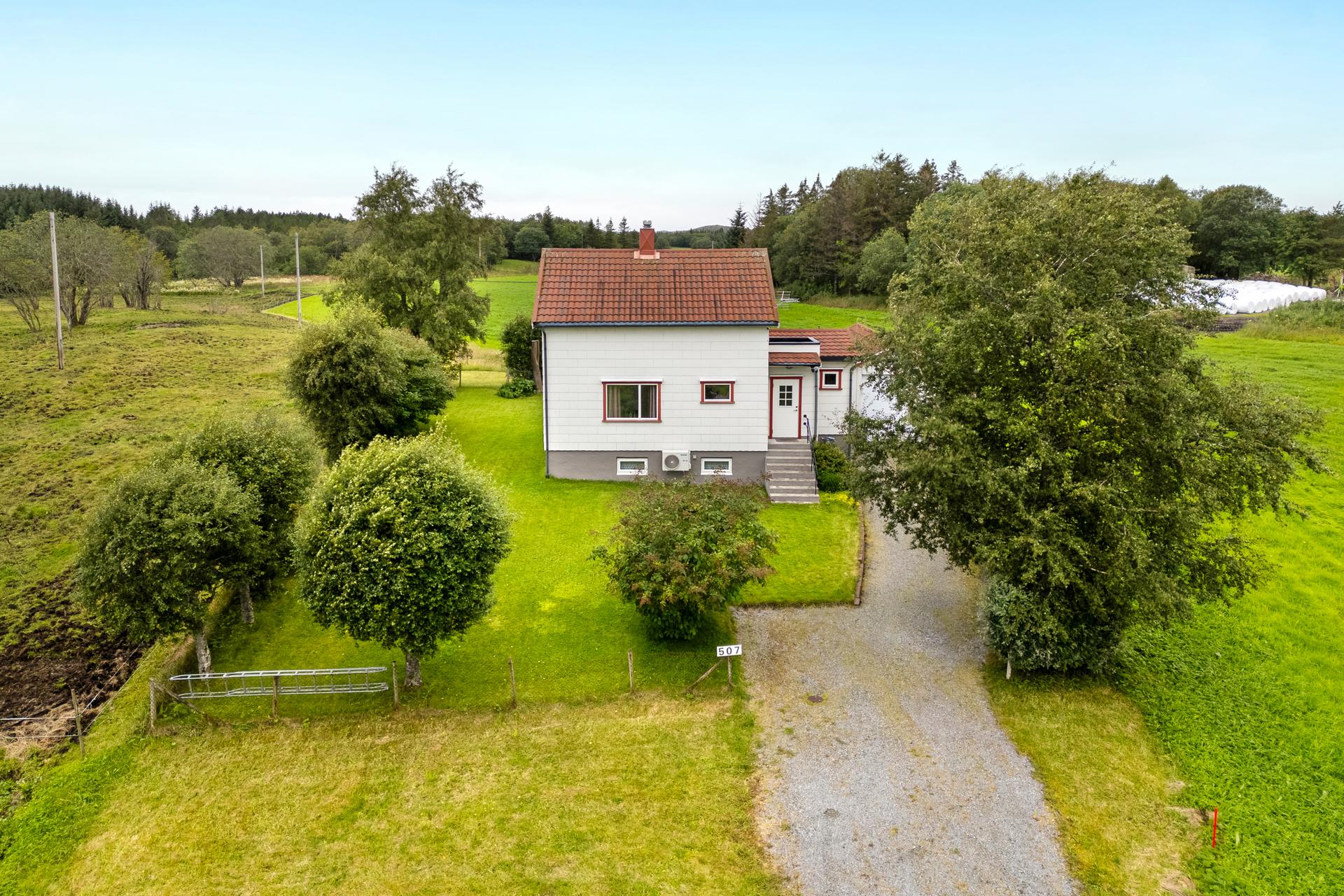 Boligen ligger fint til i naturskjønne omgivelser. . Bilde nummer 2 av 3