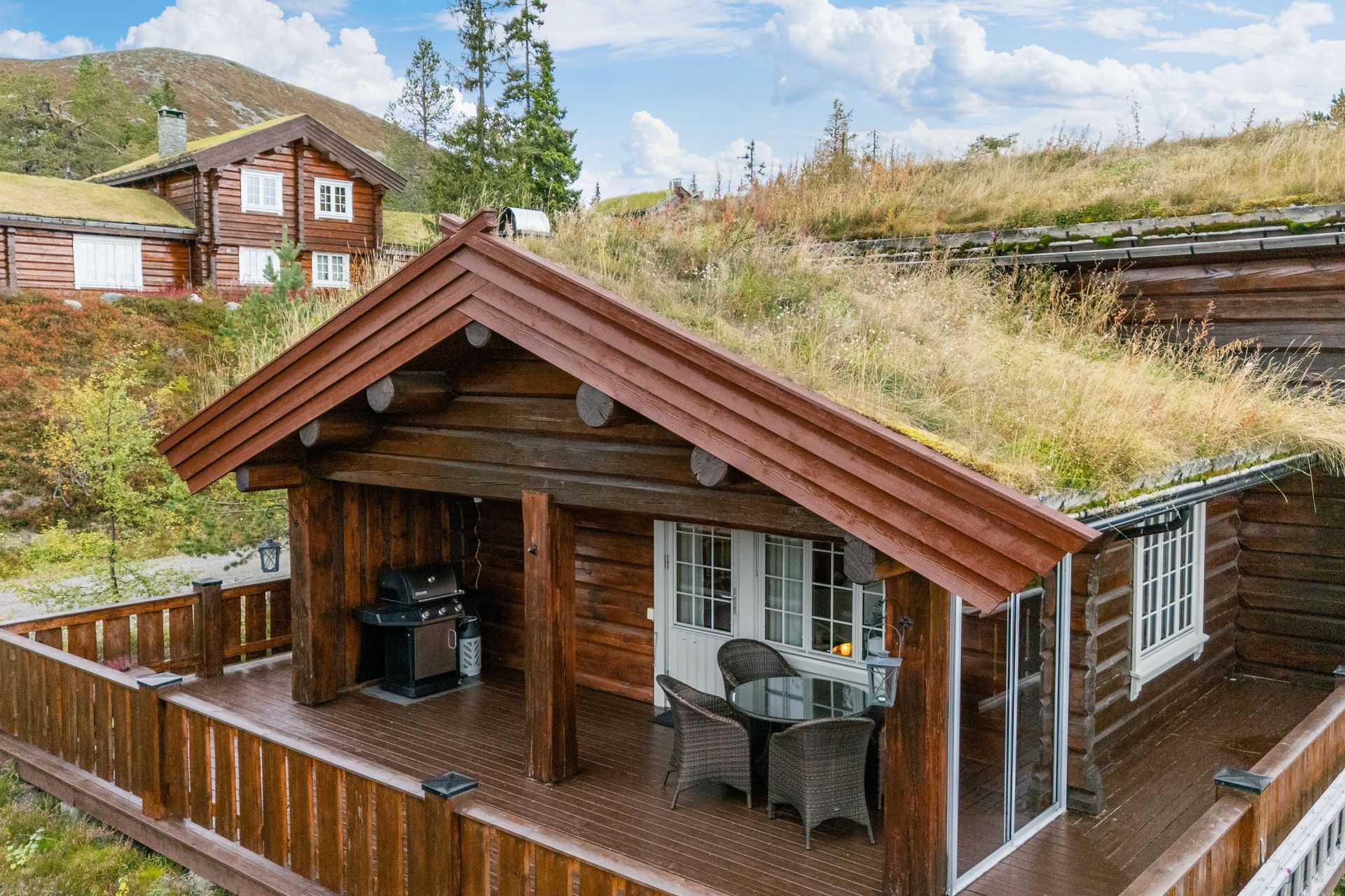 Romslig terrasse med direkte utgang fra stuen.. Bilde nummer 2 av 3