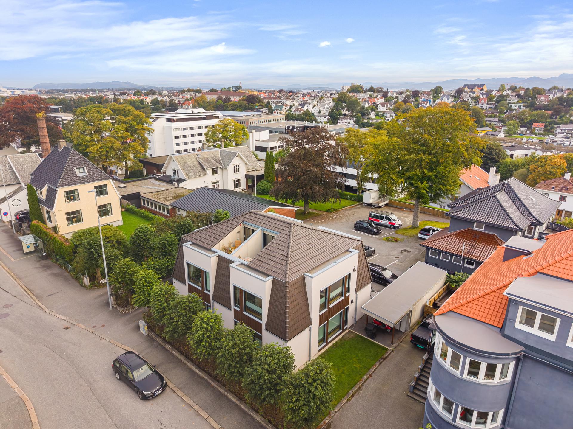 Fra boligen er det kort vei til bussholdeplass i Rektor Steens gate og tog fra Paradis stasjon.. Bilde nummer 3 av 3