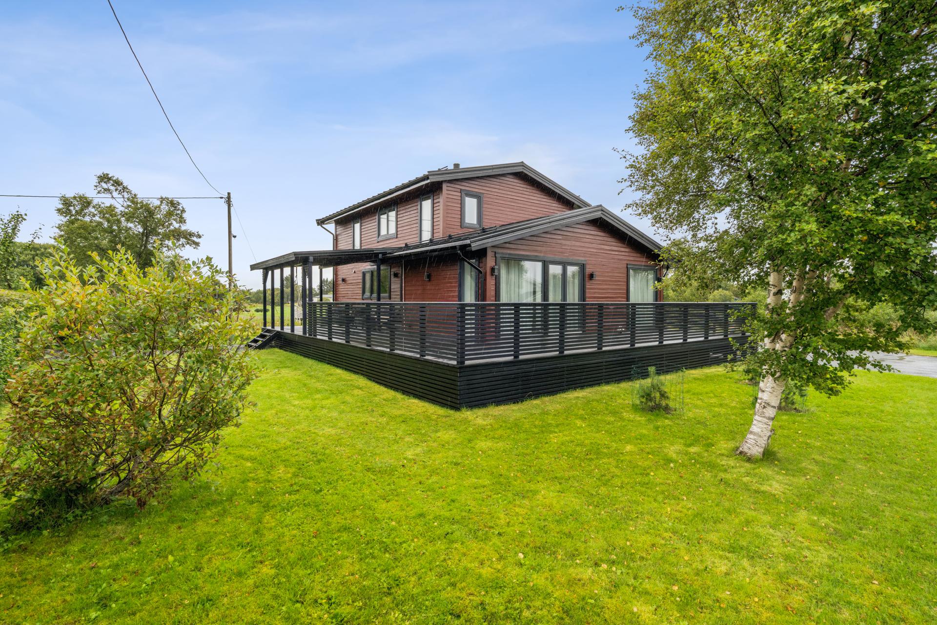 Pent opparbeidet uteområde med gode terrassearealer og romslig, asfaltert gårdsplass. Bilde nummer 3 av 3