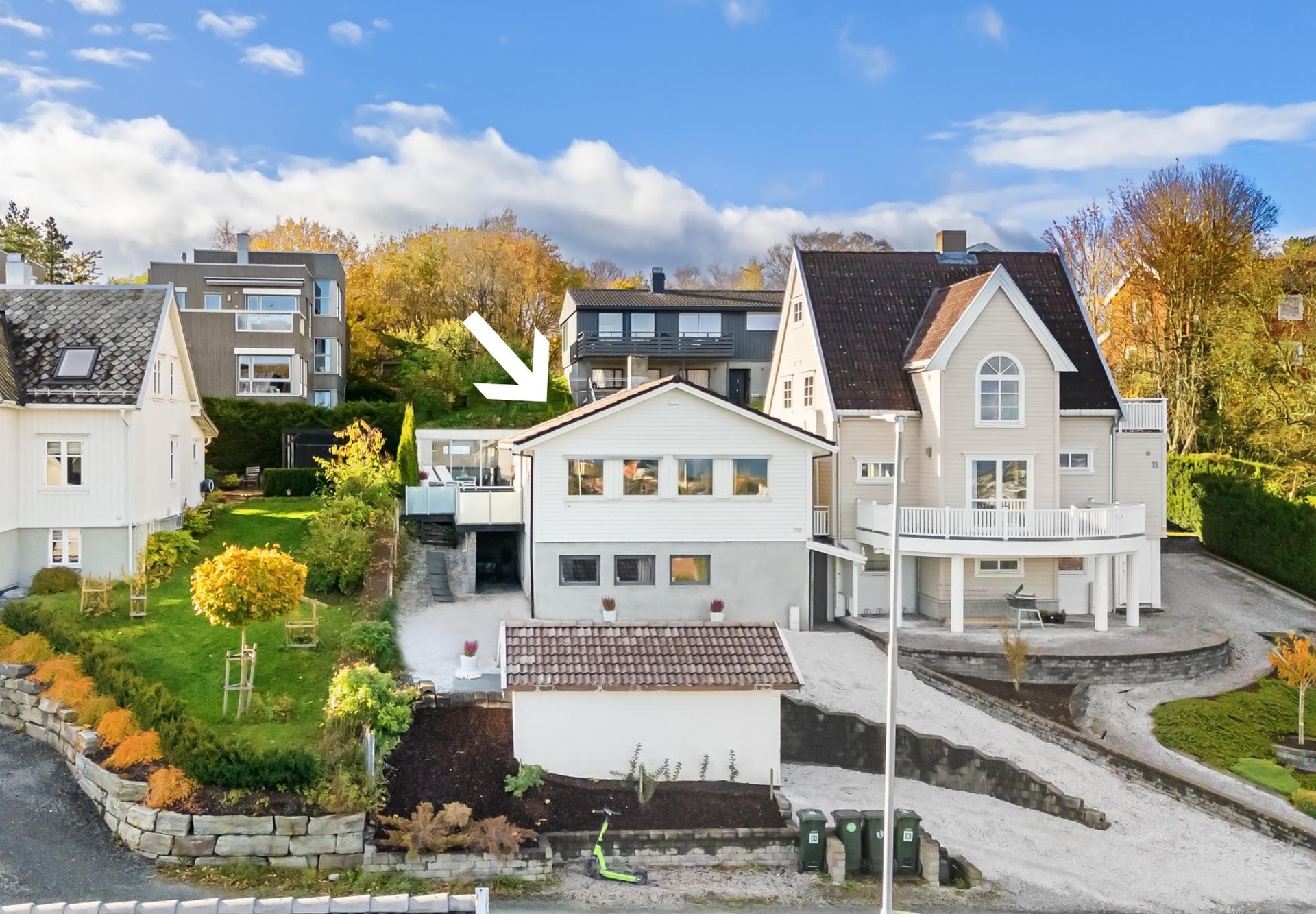 Denne flotte boligen på Tyholt byr også på utestue, sporstbod, redskapsbod og en pent opparbeidet hageflekk. Må oppleves! . Bilde nummer 2 av 3