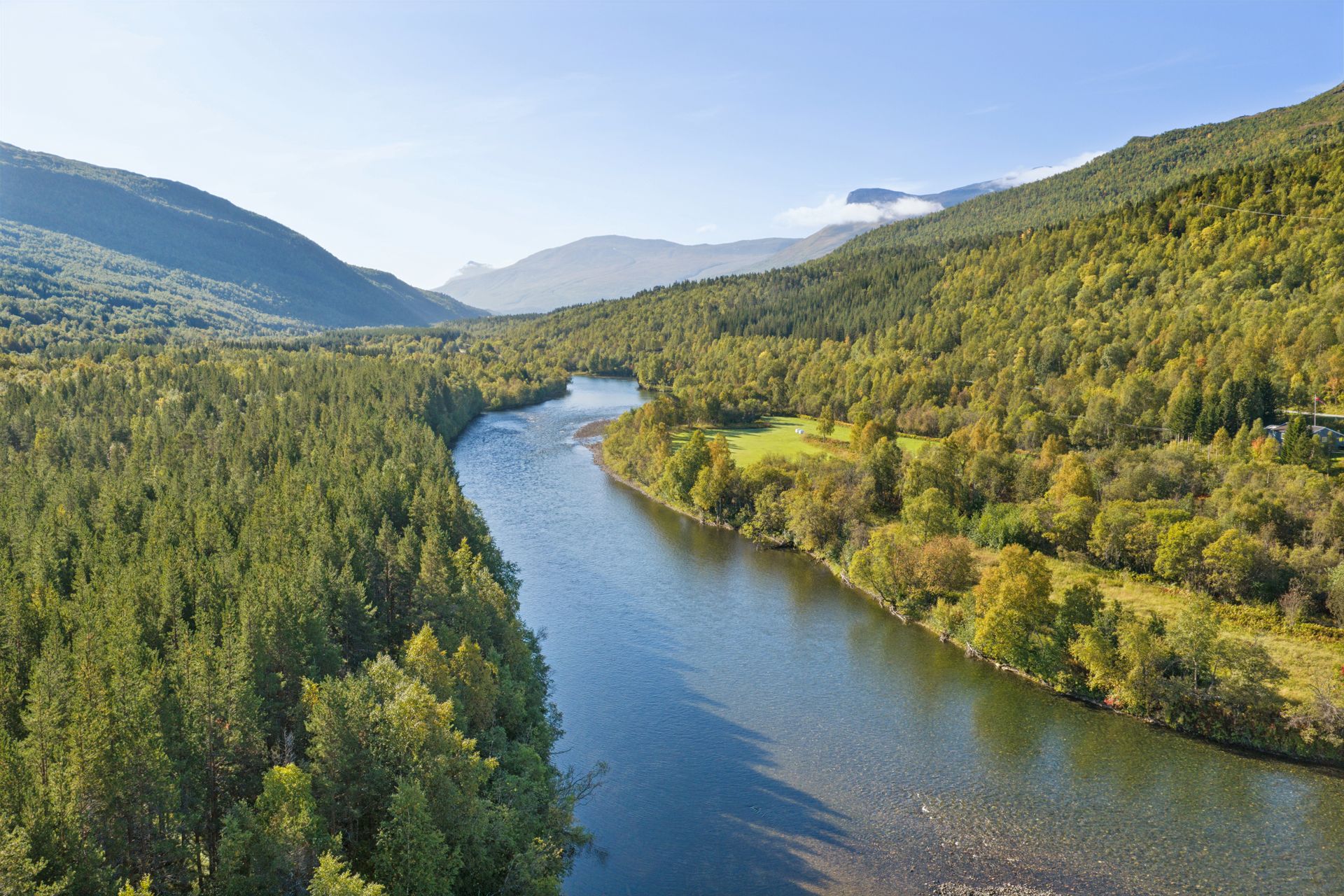 Velkommen til Sørliveien 70! Foto: EFKT.
Nærområdet byr på storslått natur med elv og skog.. Bilde nummer 1 av 3
