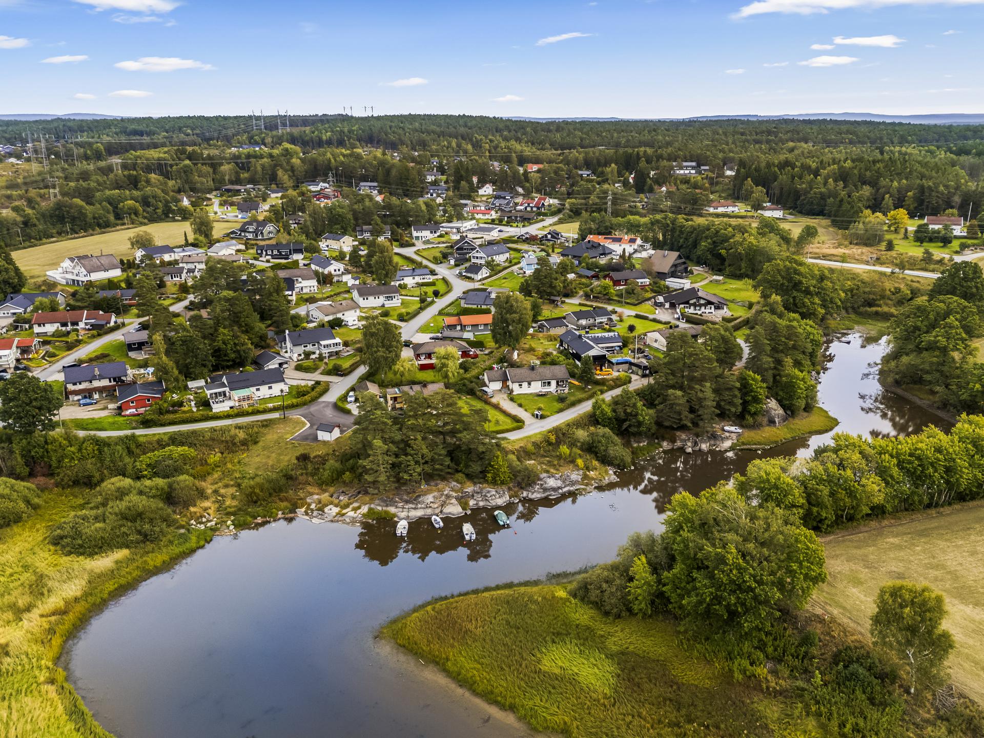 Frittliggende enebolig over ett plan på Hasle, beliggende i rolige omgivelser nær Glomma og fine turområder.. Bilde nummer 2 av 3