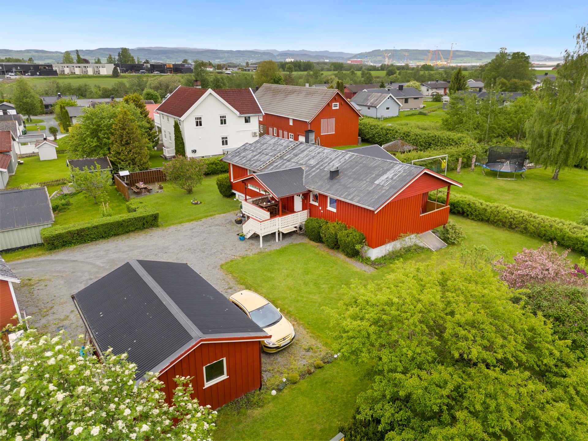 Stor gårdsplass og garasje. . Bilde nummer 2 av 3