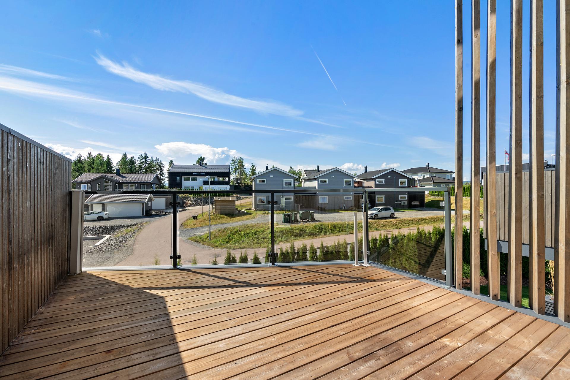 Fra stuen er det utgang til en sørvendt balkong på ca. 12 m².. Bilde nummer 3 av 3