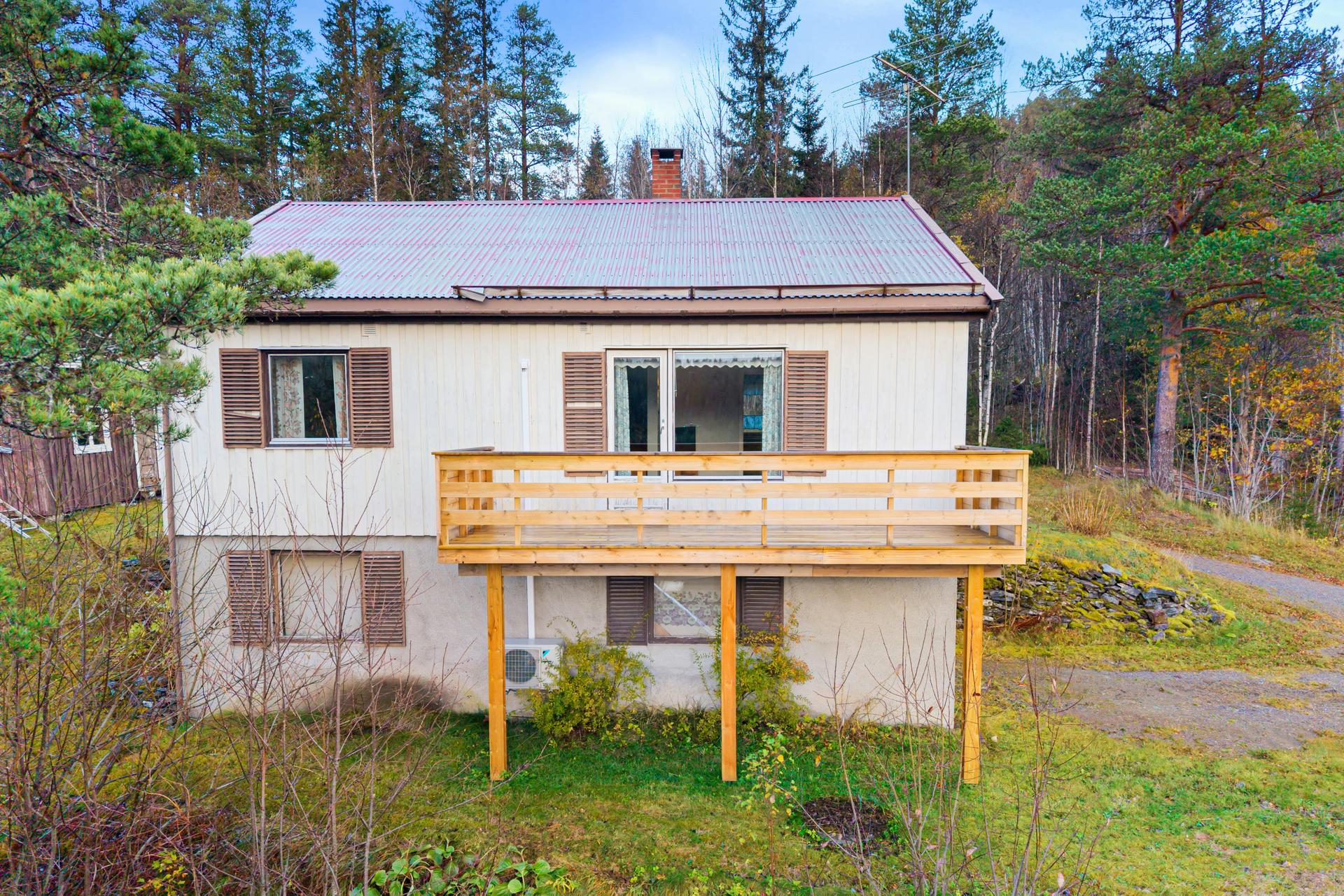 Enebolig over to plan i rolige og naturskjønne omgivelser.. Bilde nummer 2 av 3